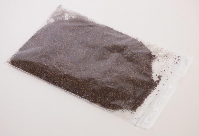 Mateblätter, geschnitten, geröstet. 

Dunkelbraune, getrocknete,  fein geschnittene Blätter mit deutlich wahrnehmbarem Röstaroma; Aufgießen mit heißem Wasser ergibt ein braunes Getränk nach Art eines Mateteegetränks mit rauchigem Geruch und leicht bitterem Geschmack.

Milchfett, Milchprotein, Isoglucose*: nicht enthalten
Saccharose, Stärke oder Glucose* weniger als 5 GHT
* gemäß Antragsangaben

Zubereitung auf der Grundlage von Mateblättern, kein Milchfett und Milchprotein enthaltend, weniger als 5 GHT Saccharose oder Isoglucose und weniger als 5 GHT Glucose oder Stärke enthaltend. Der Röstvorgang führt zum Ausschluss aus Position 0903 der KN.