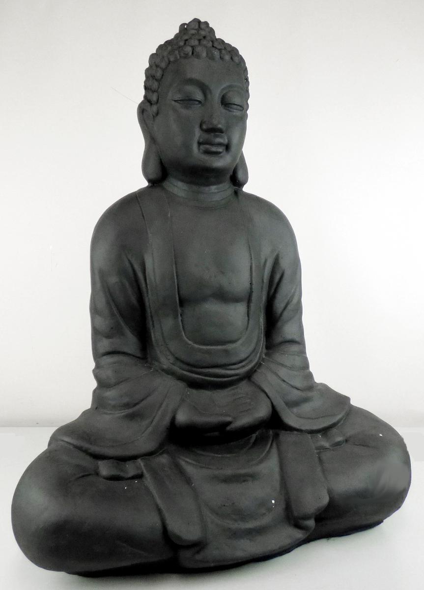 Angaben:
Buddha Figur; Abmessungen: 35 x 61,5 x 79 cm.

Warenbeschaffenheit:
Schwarz bemalte Buddhafigur (Abmessungen: ca. 35 x 62 x 79 cm) aus mineralischem, zementartigem Material mit losen Fasern durchzogen.

Befund:
Waren aus Asbestzement, Cellulosezement oder dergleichen, keinen Asbest enthaltend.