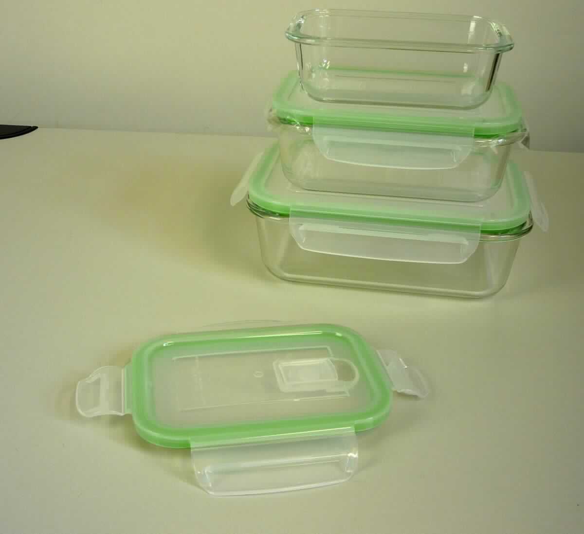 Glaswaren zur Verwendung bei Tisch oder in der Küche, sog. Maxxcuisine Glas Frischhaltedosen, Foto siehe
Anlage,
in Form einer zusammengesetzten Ware in drei unterschiedlichen Größen, bestehend aus
- rechteckigen Schalen aus Glas,
- - Glas mit einem linearen Ausdehnungskoeffizienten von 5 x 10^-6 oder weniger je Kelvin bei Temperaturen
     von 0 °C bis 300 °C (laut Antrag aus Borosilikatglas),
- - mit einem auskragenden Rand,
- Deckeln mit Dichtungen aus Kunststoffen,
- - mit vier Verschlussbügeln und einem Entlüftungsventil im Deckel,
- in den Abmessungen von ca. 21 x 15 x 7 cm, 18 x 13 x 6 cm bzw. 15 x 11 x 6 cm,
- mit einem Fassungsvermögen von (laut Antrag) 350 ml, 650 ml bzw. 1050 ml,
- die Schalen aus Glas bestimmen nach dem Umfang und ihrer Bedeutung in Bezug auf die Verwendung 
  den wesentlichen Charakter der zusammengesetzten Ware,
- dienen der Aufbewahrung von Speisen, der Zubereitung von Gerichten im Mikrowellengerät und der Verwendung 
  als Auflaufform ohne Deckel im Backofen,
- gemeinsam verpackt in einem zur Verpackung dieser Waren üblichen, bunt bedruckten Pappkarton.

"Glaswaren zur Verwendung bei Tisch oder in der Küche, keine Glaskeramik, kein Bleikristall, aus Glas mit einem 
 linearen Ausdehnungskoeffizienten von 5 x 10^-6 oder weniger je Kelvin bei Temperaturen von 0 °C bis 300 °C"