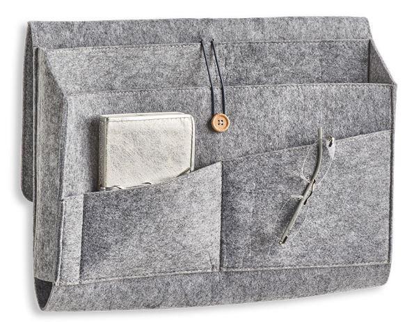 Sog. Couch-Organizer, Artikel-Nr. 14387, Foto siehe Anlage,
- laut Antrag:
-- in einem Polybeutel mit Papiereinleger verpackt,
-- in Form einer ca. 40 cm x 7 cm x 30 cm (B x T x H) großen "Tasche" mit insgesamt sechs offenen
   Fächern in fünf verschiedenen Größen; mit einer angearbeiteten ca. 40 cm x 23 cm (B x H) großen
   Lasche zur Befestigung am Rand einer Couch,
-- aus genadelten und mit Bindemittel bzw. Bindefasern verfestigten Vliesstoffen aus synthetischen
   Chemiefasern (100 % Polyester), 
-- am oberen Rand mit einer elastischen Kordel und einem Knopf zum Zusammenhalten ausgestattet,
-- dient der Aufbewahrung kleiner Gegenstände,
- durch Zusammennähen konfektioniert,
- stellt sich nicht als Behältnis der Position 4202 dar, da die Ware weder namentlich im Positionswortlaut
  genannt, noch einem der dort genannten Behältnisse ähnlich ist,
- ohne raumbezogene Funktion, somit keine Ware zur Innenausstattung der Position 6304.

"Andere konfektionierte Ware (Couch-Organizer), aus Spinnstoffen, aus Vliesstoffen"