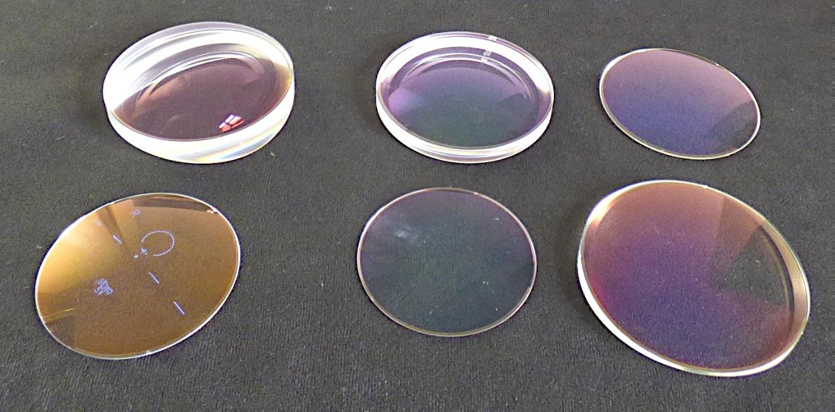 Organisches Brillenglas aus Kunststoff, beide Flächen fertig bearbeitet, in Form eines rohrunden Einstärkenglases mit Korrektionswirkung, der zum Einpassen in eine Brillenfassung verwendeten Art, sphärisch oder torisch, mit Markierungen für den Optiker, weiß, getönt oder selbsttönend, in verschiedenen Brechungsindices (1,5; 1,60; 1,67; 1,74), in Durchmessern von 50 bis 80 mm, wobei mindestens ein wesentliches Verfahren zur Herstellung von Korrektionsbrillen an den Gläsern noch vorzunehmen ist.
Die Gläser sind jeweils in einer etikettierten Tüte verpackt.
Zur äußeren Form siehe Abbildung in Anlage.

Die Ware wird als "organisches rohkantiges Brillenglas mit Korrektionswirkung, Einstärkengläser, aus anderen Stoffen als Glas, beide Flächen fertig bearbeitet zur Beschichtung, Färbung, Randbearbeitung, Befestigung oder jedem anderen wesentlichen Verfahren zur Herstellung von Korrektionsbrillen" eingereiht.