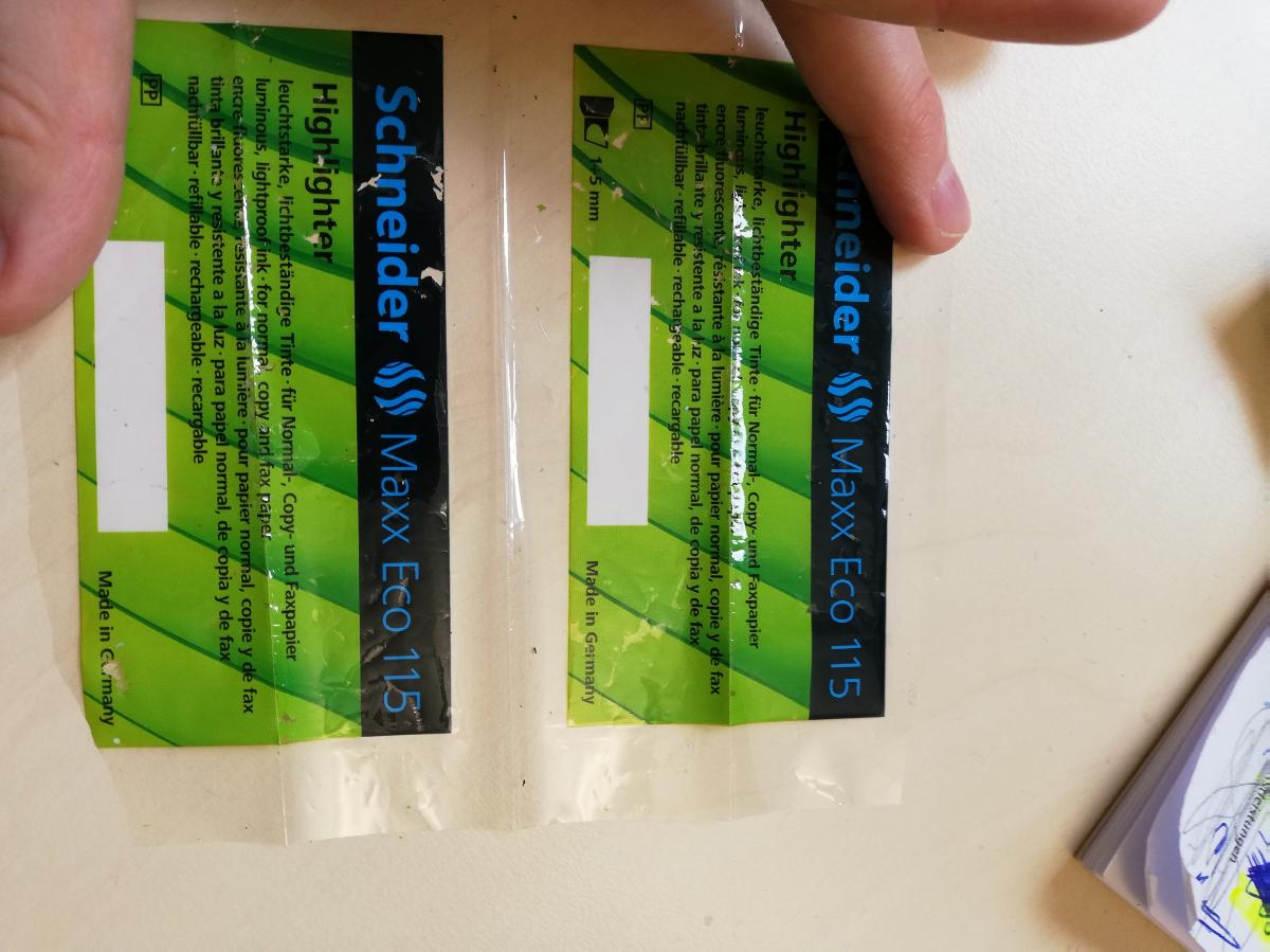 Bei dem als ''Heat-Transferfolie'' bezeichneten Erzeugnis handelt es sich um einen streifenförmigen Träger aus Kunststofffolie, der einseitig jeweils im Abstand von etwa 1,7 cm mit ablösbaren rechteckigen Aufdrucken (Abmessungen etwa 9,2 x 4,7 cm) mit Angaben über eine Handelsware beschichtet ist. Die Druckschicht soll auf die Oberfläche des Schaftes eines Textmarkers (nicht Gegenstand dieser vZTA) übertragen werden.

Abbildung siehe Anlage.

Derartige Erzeugnisse gehören als ''Abziehbilder aller Art, nicht verglasbar'' zum TARIC-Code 4908 9000 00.
