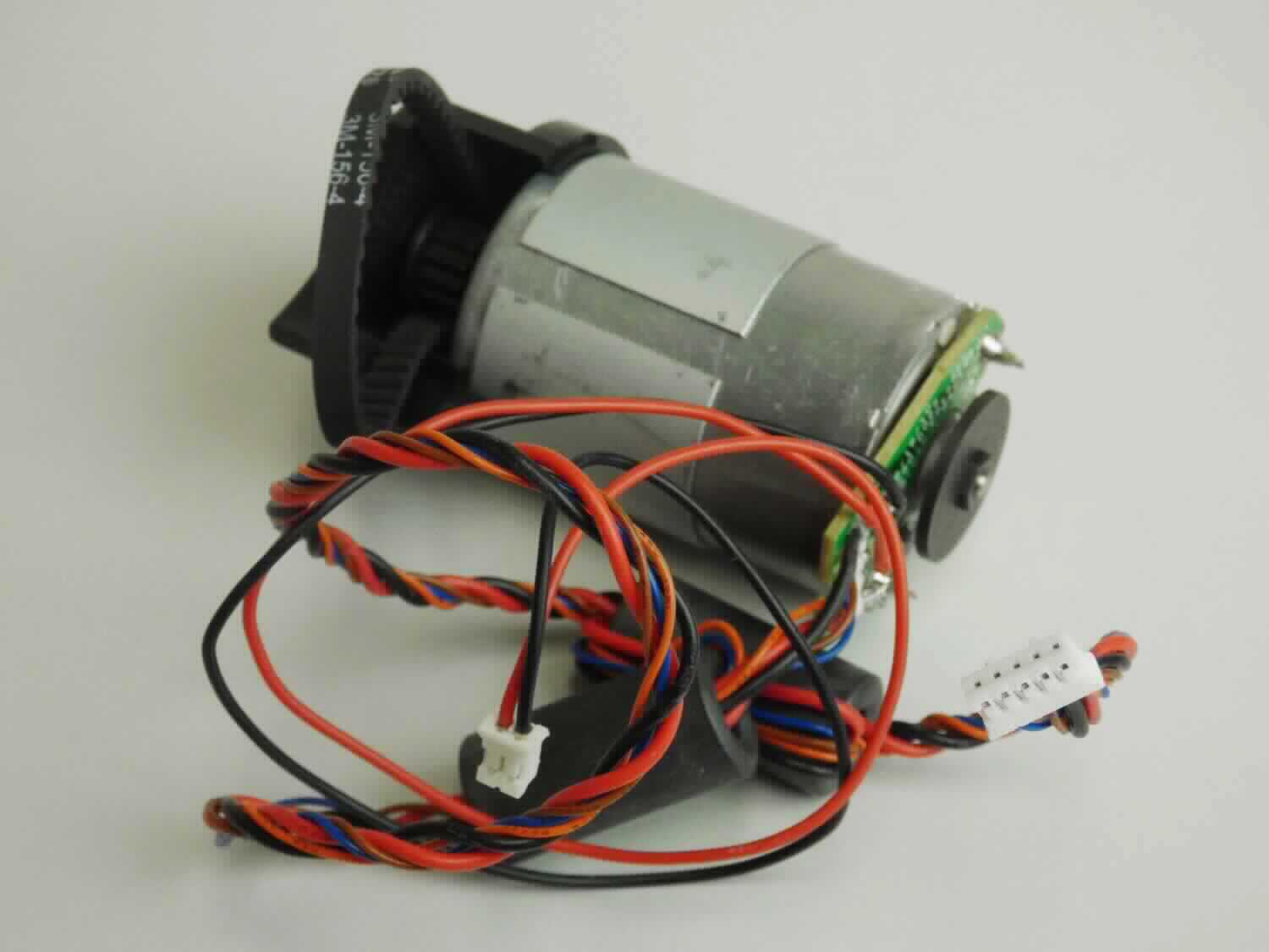 Elektromotor, sog. "Antrieb",
in Form eines Gleichstromelektromotors, in einem zylinderförmigen Motorgehäuse mit auf einer Seite angebrachter Treiberelektronik mit fünfadrigem Anschlusskabel mit zwei Ferriten sowie einem weiteren zweiadrigen Anschlusskabel, 
in Kombination mit einem Riemenrad mit einem Treibriemen (Riementrieb) sowie einem Hallsensor mit Magnetscheibe zur Drehzahlmessung,
das Riemenrad ist in einem speziellen Gehäuse verbaut,
mit einer Leistung von ca.15,78 W bei einer Versorgungsspannung von 12 VDC,
zum Einbau in einen Bodenstaubsauger zum Antrieb der Hauptbürste.
Der Elektromotor übt innerhalb der kombinierten Maschine die kennzeichnende Haupttätigkeit aus.
Die Ware ist in einem Pappkarton verpackt.

Das Erzeugnis ist als "Elektromotor mit einer Leistung von 37,5 W oder weniger, kein Synchronmotor mit einer Leistung von 18 W oder weniger, Gleichstrommotor, nicht für bestimmte Luftfahrzeuge, keine Ware der TARIC-Unterpositionen 8501 1099 56 und 8501 1010 82 - Antrieb" einzureihen.