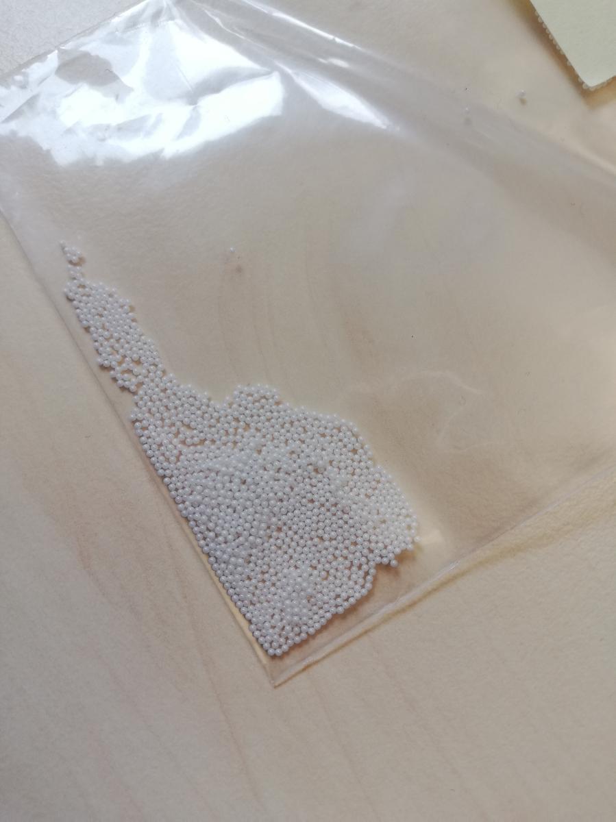 Es handelt sich um Kugeln aus Keramik mit einem Durchmesser von 0,8 mm, die als Spitzen für Kugelschreiberminen verwendet werden und sich aufgrund der Kombination von Form und Größe als erkennbar für Kugelschreiber bestimmte Teile darstellen.

Die Ware ist als "Kugelschreiberteil in Form von Kugeln" einzureihen.