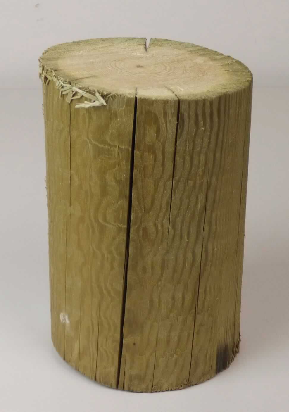 Hagelnetzstangen 
- Rundhölzer aus Kiefernholz (nordische Kiefer, Pinus spp, lt Antrag) quer zur Faserrichtung 
  abgelängt, auf gesamter Länge auf einen gleichbleibenden Durchmesser zylindrisch gefräst, 
  mit Tanalith kesseldruckimprägniert,
- mit einem Durchmesser von ca. 120 mm,
- mit einer Länge von 3 bis 6 m,
- zur Verwendung als Gerüst in Obstanlagen.
 (beispielhafte Abbildung siehe Anlage)

"Nadelholz, Kiefernholz der Art "Pinus spp", in Längsrichtung gesäumt, mit einer Dicke von mehr als 6 mm, weder geschliffen oder an den Enden verbunden noch gehobelt; sog, Hagelnetzstangen"