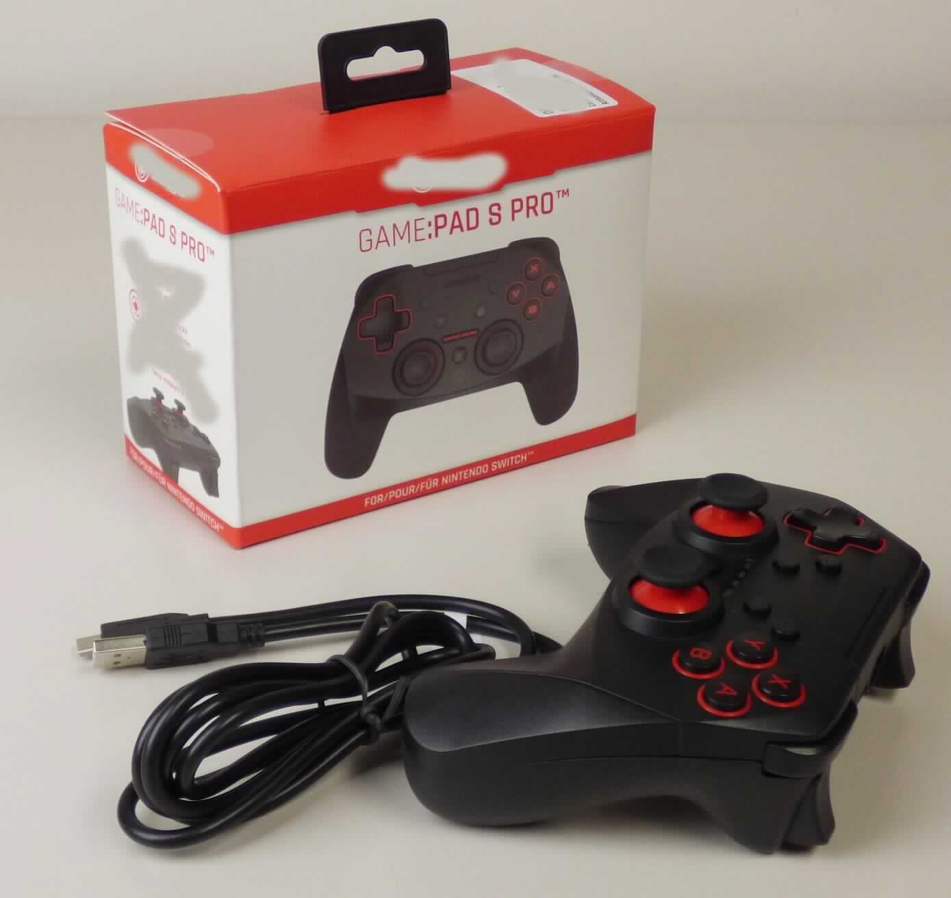 Bei der vorgelegten Ware handelt es sich um einen Gamecontroller (sog. snakebyte Game Pad S Pro;
Art. SB911194), der lt. Antragsangaben primär für die kabellose Verwendung mit einer speziellen tragbaren 
Videospielkonsole (hier: Nintendo Switch) bestimmt ist. 
Das Erzeugnis besitzt ein ergonomisch geformtes, schwarz gefärbtes Kunststoffgehäuse (max. Größe 
ca. 150 x 50 x 110 mm -B x H x T-) mit einem eingebauten Akku (LiPo), Mini-USB-Port und verschiedenen Bedienelementen (u.a. Steuerkreuz, zwei analoge Control-Sticks sowie vier Schultertasten). 
Der Controller (charakterverleihend) ist gemeinsam mit einem USB-Ladekabel und einer mehrsprachigen Gebrauchsanleitung als Warenzusammenstellung in einem mehrfarbig mit Produktinformationen und 
Abbildungen bedruckten Verkaufskarton mit Aufhängevorrichtung aus Kunststoff für den Einzelverkauf
aufgemacht. 

Die Ware ist als "Teil, erkennbar hauptsächlich bestimmt für Videospielkonsolen der Unterposition 
(KN) 9503 5000" einzureihen.