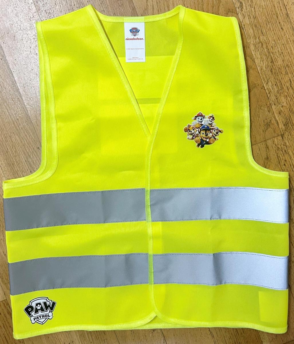 Weste, sog. Kinderwarnweste, in Kindereinheitsgröße, Foto siehe Anlage,
- aus ca. 0,4 mm dicken, einfarbigen Gewirken aus laut Antrag 100 % Polyester (synthetische
  Chemiefasern),
- über die Taille reichend (Rückenlänge: ca. 50 cm),
- vorn mit einer durchgehenden Öffnung, mit einem Klettverschluss von links über rechts
  (Knabenkleidung),
- ärmellos, mit weiten Armausschnitten,
- vorn und hinten mit Aufdrucken verziert,
- mit zwei aufgenähten, ca. 5 cm breiten, reflektierenden Streifen aus Geweben versehen,
- an allen Rändern mit Gewirkestreifen eingefasst,
- wird als Warnschutzkleidung getragen.

"Weste, aus Gewirken, aus Chemiefasern, für Knaben"