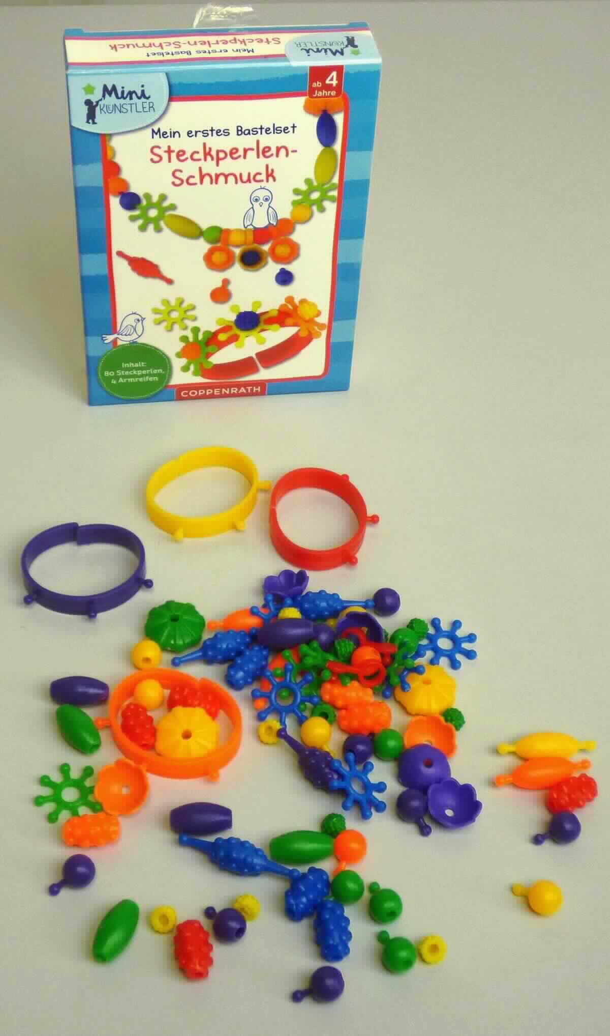 Baukastenspielzeug, sog. "Schmuck zum selber machen, Artikel 94781", in Form einer Warenzusammenstellung, bestehend aus
- ca. 80 (lt. Verpackungsangaben) unterschiedlich geformten Perlen aus Kunststoff (z.B. rund,
  halbrund, oval, mit Noppen, sternförmig)
-- an einer Seite mit einem Stift mit runder Verdickung und auf der anderen Seite mit einer
   passenden Aussparung versehen, oder mit Stiften an beiden Seiten oder mit zwei Aussparungen
- drei Kunststoff-Armreifen in ovaler Form (ca. 5 x 4 x 1 cm), mit einer Öffnung und drei
  Kunststoffnoppen zum Aufstecken von Perlen
- gemeinsam mit einer Anleitung in einem bunt bedruckten Pappkarton aufgemacht.

Die Perlen können in beliebiger Reihenfolge zusammengesteckt oder die Armreifen mit den Perlen verziert, wieder auseinander genommen und neu gesteckt werden. Die Ware dient der spielerischen Unterhaltung von Kindern.
Auf Grund des Umfangs und der Bedeutung in Bezug auf die Verwendung bestimmen die Steckperlen den Charakter der Warenzusammenstellung.

Eine Einreihung in die Unterposition (KN) 9503 0070 als Bastelset kommt nicht in Betracht, da die spielerische Unterhaltung lediglich aus einem Arbeitsschritt (Zusammenstecken) besteht. 

Die Ware wird als "anderes als in den Unterpositionen (KN) 9503 0010 bis 9503 0030 erfasstes Spielzeug, Baukastenspielzeug, aus Kunststoff" eingereiht.