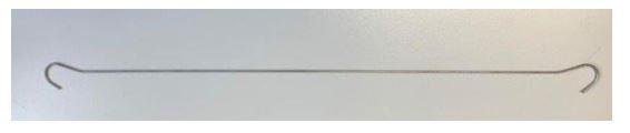 Es handelt sich um Erzeugnisse aus Stahldraht (maximale Querschnittsabmessung: ca. 2 mm), die ein langgezogenes, gerades Mittelstück aufweisen und an beiden Enden hakenförmig ausgearbeitet sind.
Die Waren dienen zum Aufhängen von verschiedenen Gegenständen (z. B. Dekorationen oder Kränze) an beispielsweise Zimmerdecken oder in Fensterstürzen.
- Antragstellerangaben -

Abbildung siehe Anlage.

Derartige Erzeugnisse gehören als "andere Waren aus Stahldraht" zum TARIC-Code 7326 2000 90.