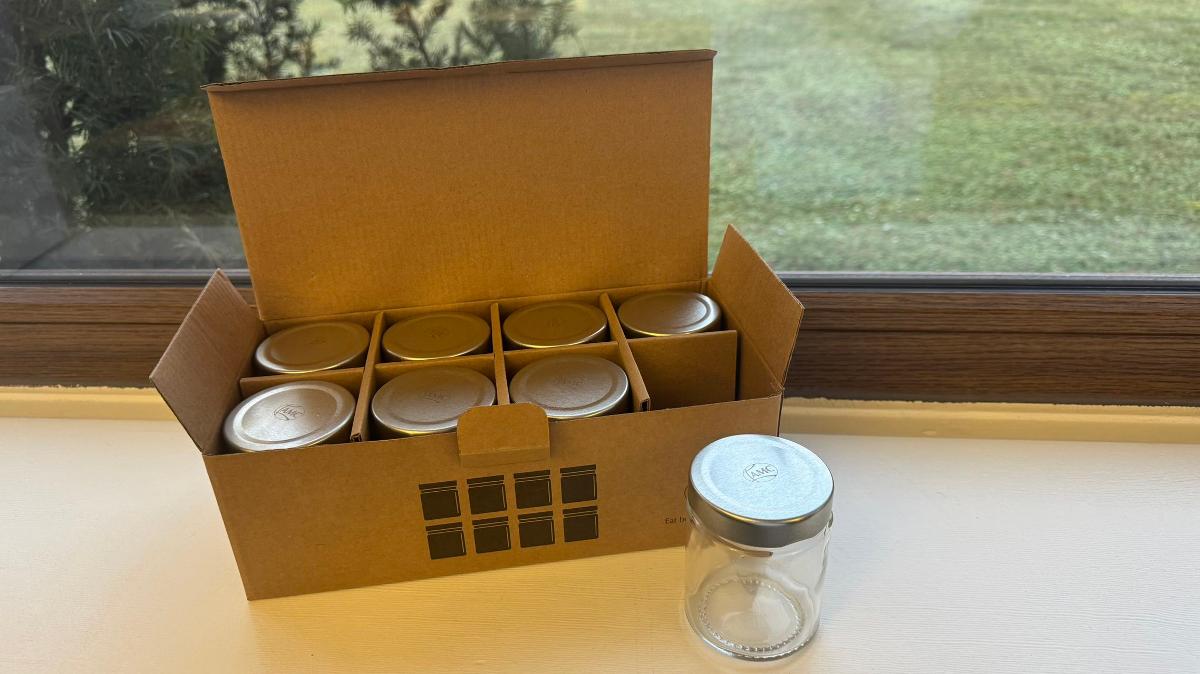 Haushaltskonservengläser, sog. Gläser-Set (8er), Foto siehe Anlage,
- zylinderförmige Gefäße,
- - aus klarsichtigem Borosilikatglas (laut Antrag),
- - mit einem Schraubgewinde am oberen Rand,
- mit einem Deckel aus unedlem Metall,
- - innen (gegenüber dem Mündungsbereich des Glases) mit einer Dichtung
     aus Kunststoff,
- - mit einem Schraubgewinde ("Twist-off"-Verschluss),
- mit einer Höhe von ca. 8 cm und einem Durchmesser von ca. 6 cm,
- das Glas bestimmt aufgrund seiner Bedeutung in Bezug auf die Verwendung
  den wesentlichen Charakter der Waren,
- acht Haushaltskonservengläser sind gemeinsam in einem Pappkarton verpackt.

"Haushaltskonservengläser"