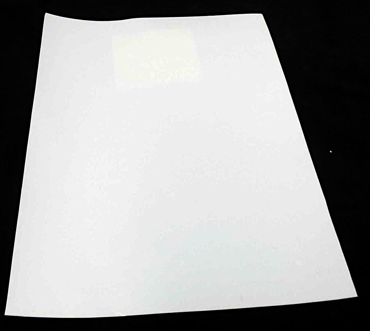 Angaben des Antragstellers:
Es handelt sich um ein doppelseitiges Klebeband, das in Rollen mit einer Breite von mehr als 20 cm gehandelt wird. Das Träger- sowie das Linermaterial ist PET. Eine Seite des Klebebands ist mit einem Silikonklebstoff und die andere Seite mit einem modifizierten Acrylat ausgestattet.

Ein Warenmuster wurde nicht vorgelegt. Die Ware wurde durch ein Foto veranschaulicht.

Befund:
Es liegt eine andere, selbstklebende Folie aus Kunststoffen vor.