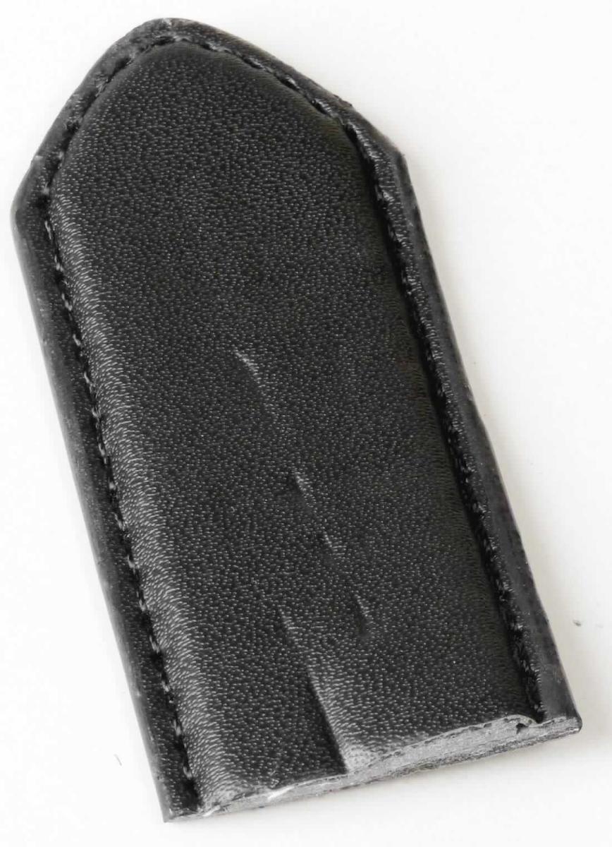Bekleidungszubehör aus rekonstituiertem Leder, sog. Gürtel HD25P, Fotos siehe Anlage, 
- Haltegürtel mit einer Dicke von ca. 4,6 mm und einer Breite von ca. 3 cm,
- aus verschiedenen Stoffen zusammengesetzt, 
- laut Untersuchungsergebnis bestehend aus:
- - einer ca. 0,8 mm dicken Außenlage aus einseitig mit einer Zellkunststofffolie überzogenem, buntgewebtem,
    dichtem Gewebe aus Spinnstoffen (Oberseite; Meterware der Position 5903), 
- - zwei Mittellagen aus rekonstituiertem Leder, eine mit einer Dicke von ca. 1,9 mm und eine mit einer Dicke 
    von ca. 1,6 mm,
- - einer ca. 0,3 mm dicken Außenlage aus mit einer Lage aus geprägtem Kunststoff (kein Zellkunststoff) ver-
    sehenem, weißem Vliesstoff,
- mit einem Gürtelverschluss (Schnalle) aus unedlem Metall, 
- mit gestanzten Löchern, 
- laut Antrag nicht handgearbeitet,
- das rekonstituierte Leder bestimmt im Hinblick auf die Verwendung (Zugfestigkeit) und den Umfang (Dicke) 
  den Charakter der zusammengesetzten Ware.

"Bekleidungszubehör (Gürtel), aus rekonstituiertem Leder, nicht handgearbeitet"