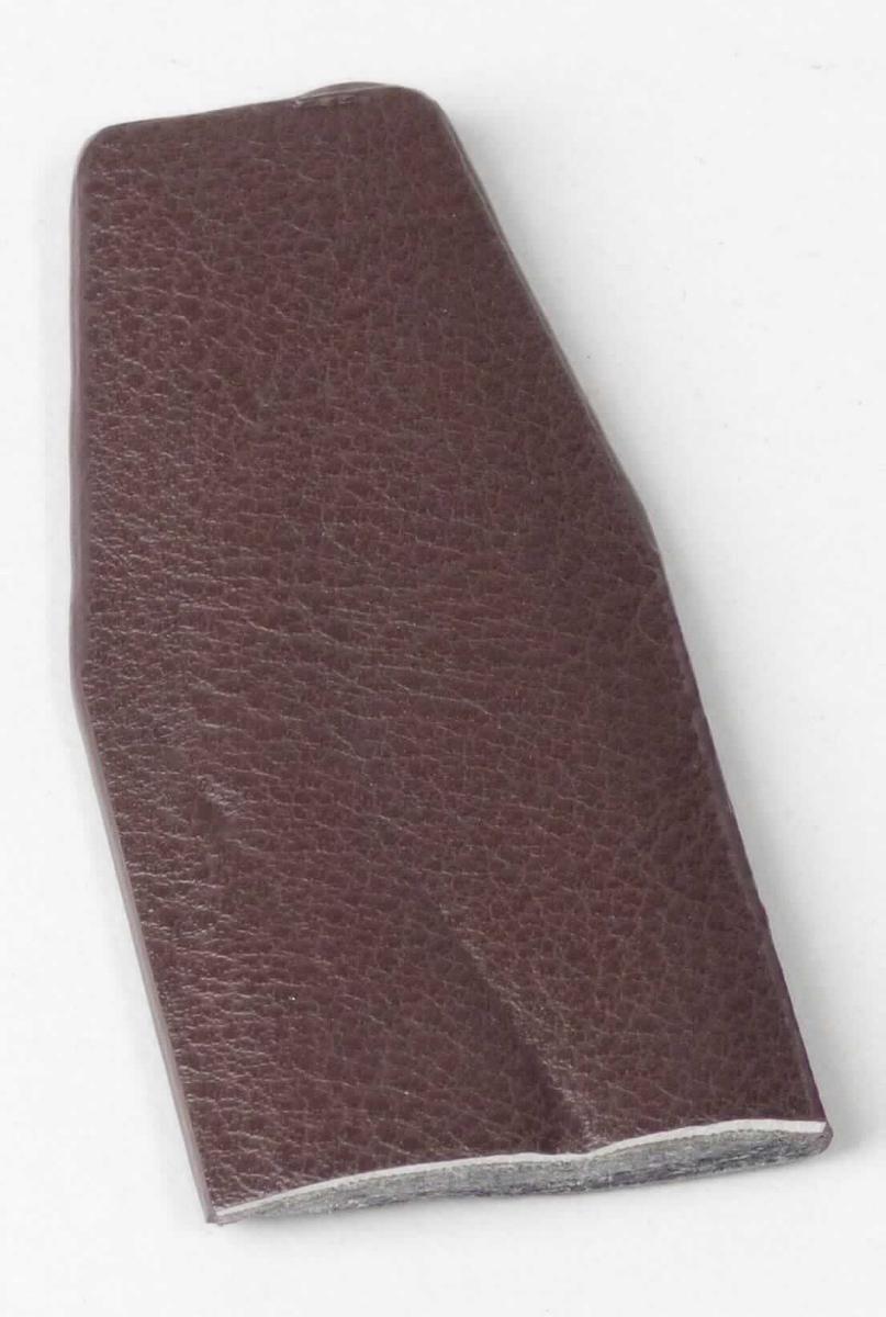 Bekleidungszubehör aus rekonstituiertem Leder, sog. Gürtel YM12-03P, Fotos siehe Anlage,
- Haltegürtel mit einer Dicke von ca. 5 mm und einer Breite von ca. 2,8 cm,
- aus verschiedenen Stoffen zusammengesetzt, 
- laut Untersuchungsergebnis bestehend aus:
- - einer ca. 1,25 mm dicken Außenlage aus einseitig mit einer geprägten Zellkunststofffolie
    überzogenem, dichten, gerauten Gewirke aus Spinnstoffen (Oberseite; Meterware der Position 5903), 
- - einer ca. 3,5 mm dicken Mittellage aus rekonstituiertem Leder, 
- - einer ca. 0,25 mm dicken Außenlage aus mit einer Lage aus geprägtem Zellkunststoff 
    versehenem, weißem Vliesstoff,
- mit einem Gürtelverschluss (Schnalle) aus unedlem Metall, 
- mit gestanzten Löchern, 
- laut Antrag nicht handgearbeitet,
- das rekonstituierte Leder bestimmt im Hinblick auf die Verwendung (Zugfestigkeit) und den Umfang (Dicke) 
  den Charakter der zusammengesetzten Ware.

"Bekleidungszubehör (Gürtel), aus rekonstituiertem Leder, nicht handgearbeitet"