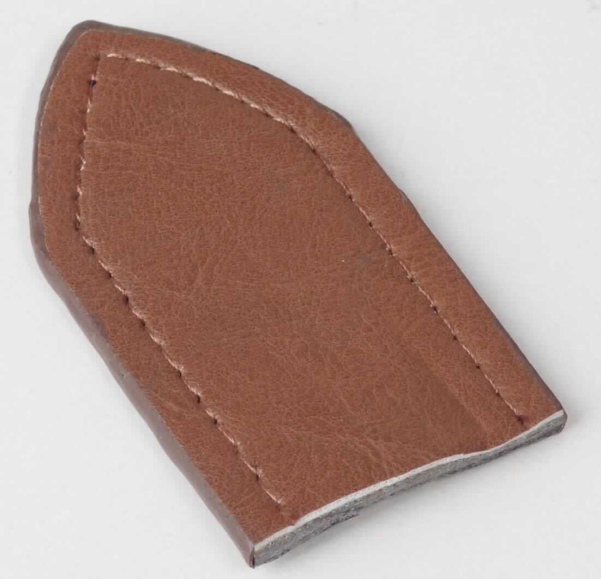 Bekleidungszubehör aus rekonstituiertem Leder, sog. Gürtel BD4090P, Fotos siehe Anlage,
- Haltegürtel mit einer Dicke von ca. 4,4 mm und einer Breite von ca. 3,7 cm,
- aus verschiedenen Stoffen zusammengesetzt, 
- laut Untersuchungsergebnis bestehend aus:
- - einer ca. 1,3 mm dicken Außenlage aus einseitig mit einer geprägten Zellkunststofffolie überzogenem, 
    dichten, gerauten Gewirke aus Spinnstoffen (Oberseite; Meterware der Position 5903), 
- - einer ca. 2,7 mm dicken Mittellage aus rekonstituiertem Leder, 
- - einer ca. 0,4 mm dicken Außenlage aus mit einer Lage aus geprägtem Zellkunststoff versehenem, 
    weißem Vliesstoff,
- mit einem Gürtelverschluss (Schnalle) aus unedlem Metall, 
- mit gestanzten Löchern, 
- laut Antrag nicht handgearbeitet,
- das rekonstituierte Leder bestimmt im Hinblick auf die Verwendung (Zugfestigkeit) und den Umfang (Dicke) 
  den Charakter der zusammengesetzten Ware.

"Bekleidungszubehör (Gürtel), aus rekonstituiertem Leder, nicht handgearbeitet"
