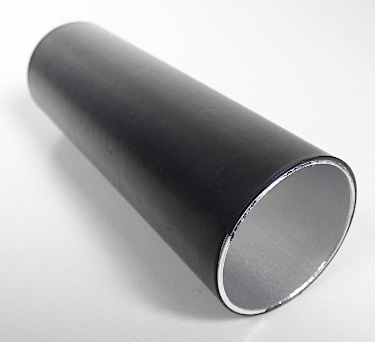 Aluminiumrohr

Bei der Ware handelt es sich um ein Rohr aus Aluminium mit kreisförmigem Querschnitt. Die Ware hat einen Außendurchmesser von 38 mm (ohne Beschichtung) und einen Innendurchmesser von 36 mm. Die Länge beträgt 108 mm. Die Ware ist den Angaben nach aus einer Aluminiumlegierung (EN AW-6060) gefertigt und mit einer Schicht HDPE überzogen. Die Ware wird den Angaben nach als Tankheizungs-Dummy in KFZ-Tanks verbaut.

Die Ware wird nach ihrer stofflichen Beschaffenheit als Rohr aus einer Aluminiumlegierung, andere, in die Codenummer 7608 2089 90 0 des Zolltarifs eingereiht.