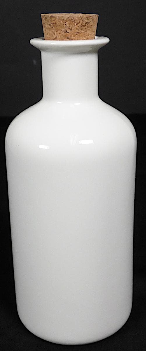 Geschirr aus Porzellan, sog. Porzellanflasche, Foto siehe Anlage,
- weiße, glasierte Flasche,
- mit einem Stopfen aus Kork,
- in den Abmessungen: ca. 8,5 cm (Durchmesser) x 20 cm (Höhe),
- keramisches Erzeugnis; nach der Formgebung gebrannt; tonmineralhaltiges Material enthaltend,
- laut Antrag aus Porzellan,
- als Vorratsflasche zur Verwendung z. B. für Öl geeignet,
- in einem Karton verpackt.

"Geschirr (Flasche), aus Porzellan"