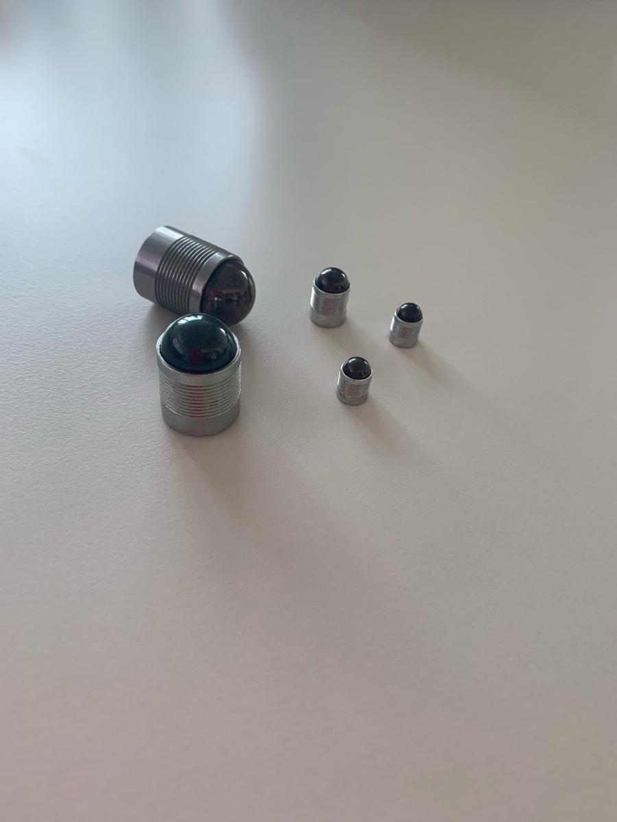 Es handelt sich um aus Stahl gefertigte Hülsen in verschiedenen Größen, die auf der Außenseite mit umlaufenden Rillen versehen sind. An einem Ende sind die Erzeugnisse mit einer unverlierbar in die Hülse eingesetzten Kugel versehen. 
Die sog. Dichtstopfen dienen zum Verschließen und Abdichten von Bohrungen in verschiedenen Einsatzbereichen (z. B. Fluidtechnik, Motorentechnik und Maschinenbau). Dazu werden sie mithilfe eines Setzwerkzeuges (nicht Bestandteil dieser vZTA) in die Bohrung eingebracht und beim Einpressen der Kugel in die Hülse weitet sich diese auf wodurch der Dichtstopfen die Bohrung verschließt.
Abmessungen: Durchmesser: etwa 3 - 22 mm; Gesamtlänge: etwa 4﻿,﻿55 mm - 33﻿,﻿95 mm.
- Antragstellerangaben -

Abbildungen siehe Anlagen.

Derartige Erzeugnisse gehören als "andere als in den vorgenannten Codenummern genannte Waren aus Stahl" zur Codenummer 7326 9098 90 0 des Zolltarifs.