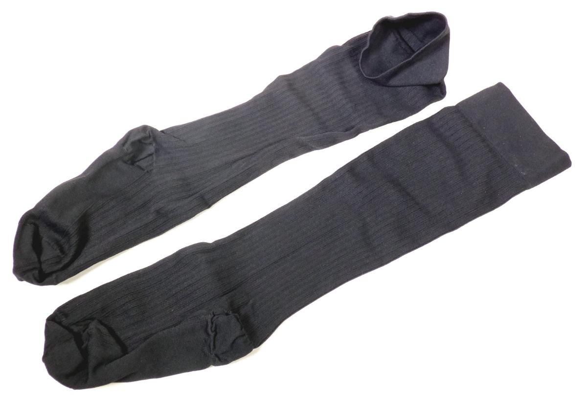 Kniestrümpfe, sog. SoSoft Kompressionsstrümpfe, in Erwachsenengröße, Foto siehe Anlage,
- paarweise in einer bedruckten Pappschachtel verpackt,
- aus ca. 1,1 mm dicken, einfarbigen, unterschiedlich strukturierten Gewirken aus laut Antrag 92 % Nylon 
  und 8 % Elasthan (beides synthetische Chemiefasern); aus Garnen mit einem Titer der einfachen Garne
  von weniger als 67 dtex,
- schlauchförmig gewirkt und an den Fußspitzen durch Zusammennähen konfektioniert,
- mit ausgearbeiteter Ferse,
- die Wade bedeckend, bis etwa zum Knie reichend,
- am oberen Rand mit einem ca. 4,5 cm breiten, gewirkten, doppelt gearbeiteten Bündchen,
- ohne degressive Kompression, damit keine Ware der Unterposition (HS) 6115 10.

"Kniestrümpfe, aus Gewirken, andere als in Unterposition 6115 10 genannte, für Frauen, mit einem
 Titer der einfachen Garne von weniger als 67 dtex, aus synthetischen Chemiefasern"
