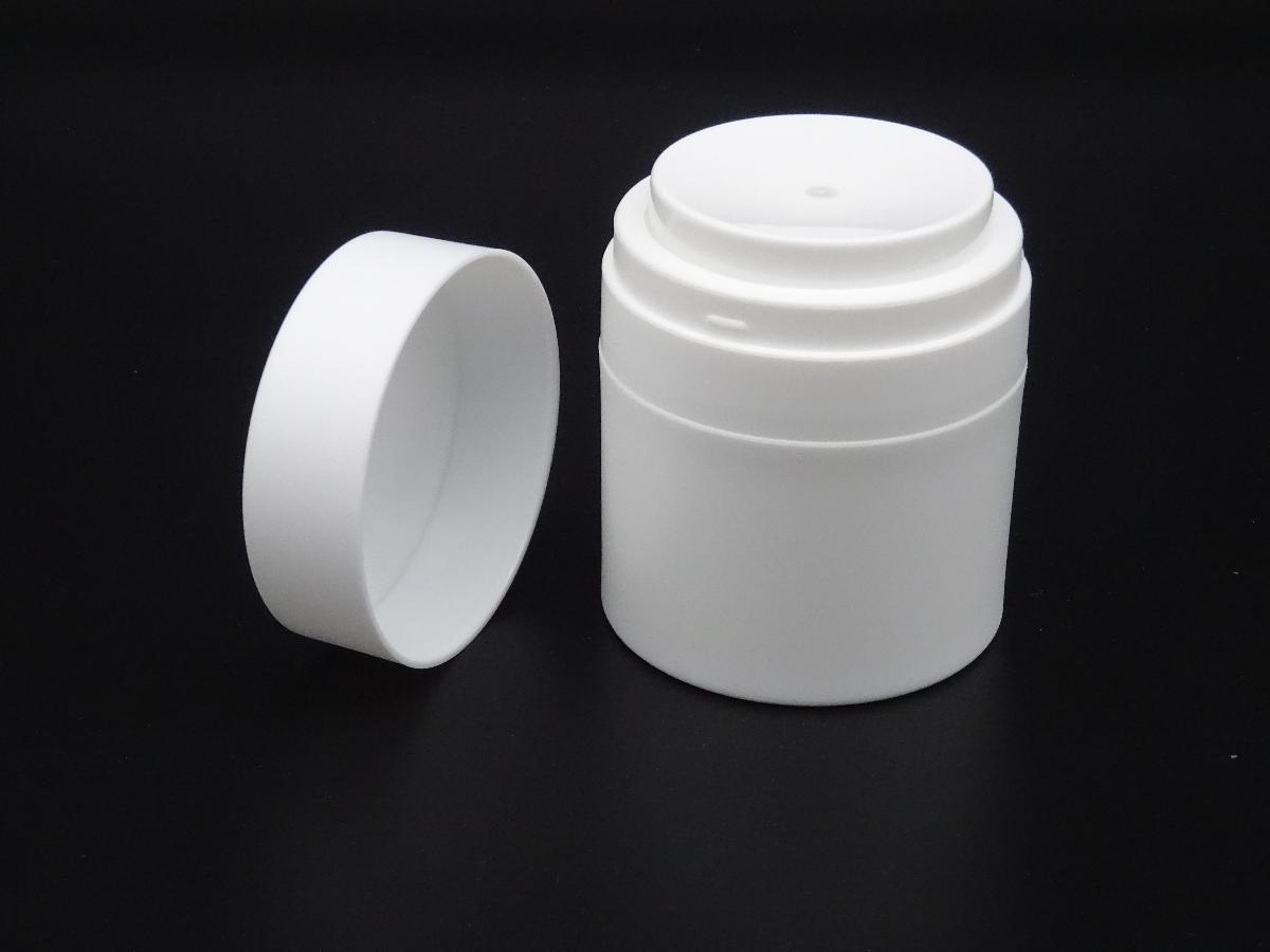 Airless-Spender-Tiegel (Abbildung siehe Anlage)
- aus einem zylinderförmigen, weißen Aufnahmebehälter aus Kunststoffen (Fassungsvermögen 
  30 oder 50 ml) mit einer abnehmbaren, auf der Behälteröffnung aufgesetzten, von Hand zu
  betätigenden, federbelasteten Kolbenpumpe und Deckel,
- zur mengendosierten Ausgabe von Flüssigkeiten (Seife, Lotion) durch die zentral in dem 
  Pumpkolben befindliche Austrittsöffnung bei Betätigen der Kolbenpumpe.

"Maschine mit eigener Funktion, in Kapitel 84 anderweit weder genannt noch inbegriffen, keine 
  Ware der TARIC-Codes 8479 1000 00 bis 8479 8997 60 - Airless-Spender-Tiegel"