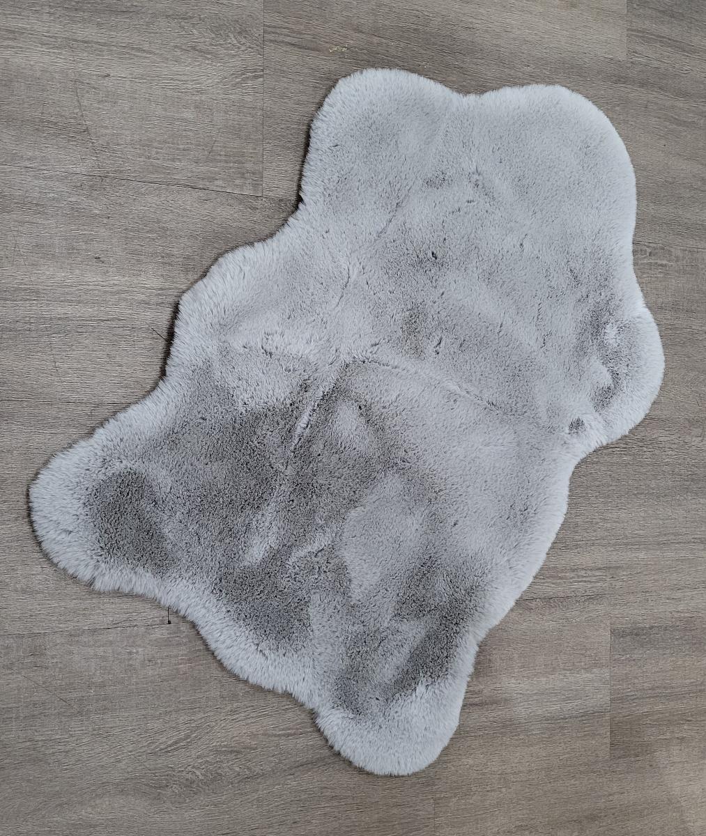 Fußbodenbelag, sog. Kunstfell Teppich AMIRA grau, Art. 530366, Foto siehe Anlage,
- in Form eines Tierfells, mit den Abmessungen von laut Antrag ca. 55 cm x 80 cm,
- aus einem zweilagigen, durch Kleben miteinander verbundenen Flächenerzeugnis, mit einer Schauseite
  aus einem Plüschgewirke der Position 6001 und einer Rückseite aus einem gerauten Gewirke; beide
  Flächenerzeugnisse aus synthetischen Chemiefasern (laut Antrag Polyester),
- an den Rändern durch Überwendlichnähte gesäumt,
- u. a. durch Zusammenfügen konfektioniert,
- erfüllt die Bedingungen zur Einreihung als Fußbodenbelag.

"Fußbodenbelag, anderer als in den Positionen 5701 bis 5704 genannte, aus synthetischen Spinnstoffen,
 konfektioniert, andere als in der Unterposition 5705 0030 10 genannte"