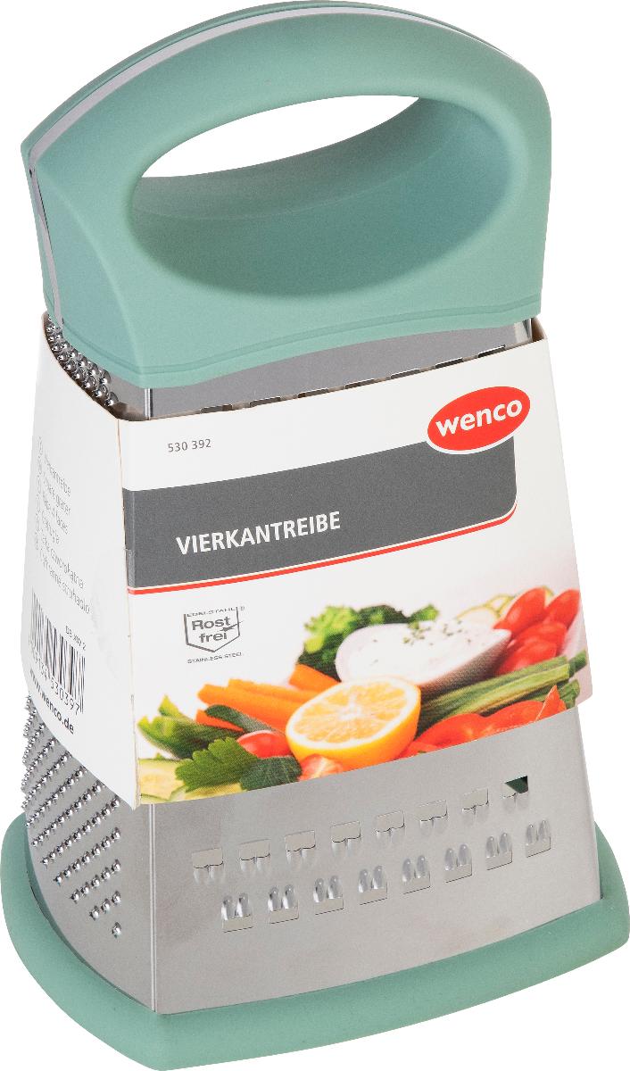 "Vierkantreibe"

- mit freiem Arm zu handhabendes Erzeugnis mit arbeitendem Teil aus unedlem Metall

- in Form einer trapezförmigen, hohlen Reibe

- die vier Seitenflächen sind an drei Seiten zu unterschiedlich groben Reiben 
  und an einer Seite zu einem Hobel ausgearbeitet

- an der Oberseite mit einem Griff und an der Unterseite mit einem 
  rutschhemmenden Rand, jeweils aus Kunststoff, versehen

- mit einer Höhe von 20 cm

- dient zum Reiben, Raspeln und Hobeln/Schneiden von Lebensmitteln (z. B. Obst, Gemüse oder Käse)

- mit einer Baderole versehen

Abbildung siehe Anlage.

Derartige Erzeugnisse gehören als "Handwerkzeuge (Haushaltswerkzeuge), mit arbeitendem Teil aus unedlem Metall, anderweit weder genannt noch inbegriffen" zur Codenummer 8205 5100 00 0 des Zolltarifs (ZT).