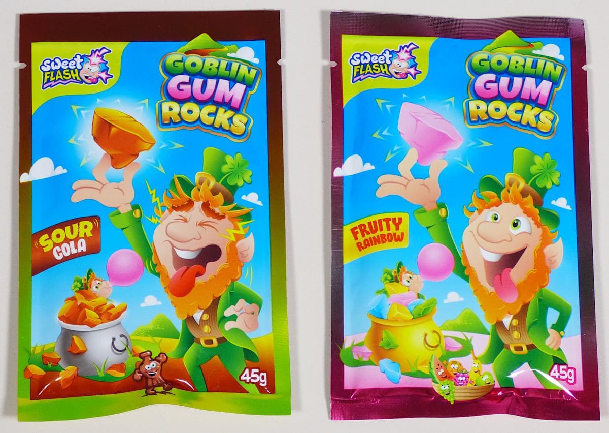 Zuckerware; Kaugummi

Bei der Ware handelt es sich um Kaugummi in Form von bunt dragierten, stilisierten Steinchen. Die Kaugummis sind in bunt bedruckten Aluminiumfolienbeuteln zu je 45 g verpackt und für den Einzelverkauf aufgemacht. Die Verpackung ist bedruckt mit dem Marken- und Produktnamen, der Geschmacksrichtung, der Zutatenliste, den Nährwerten und dem Nettogewicht.

Aus den hier durchgeführten Untersuchungen des Warenmusters wurden folgende für Einreihung in den Zolltarif relevanten Werte ermittelt:
- Stärke/Glucose: weniger als 60 GHT.

Abbildung siehe Anlage.

Die Ware ist als Zuckerwaren ohne Kakaogehalt (einschließlich weiße Schokolade), Kaugummi, auch mit Zucker überzogen, mit einem Gehalt an Saccharose (einschließlich Invertzucker als Saccharose berechnet) von weniger als 60 GHT, in den TARIC-Code 1704 1010 00 einzureihen.