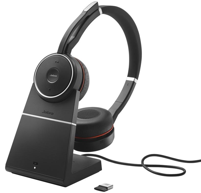 Bluetooth-Kopfhörer (Abbildung siehe Anlage),
- aus zwei Miniaturlautsprechern mit Ohrpolstern, über einen gemeinsamen Kopfbügel
  verbunden, mit integriertem Bluetooth-Funksende-/empfangsmodul, Akkumulator,
  USB-Ladeanschluss, Mikrofon, LED-Statusanzeige und Bedienelementen (für die
  Musiksteuerung, Stummschaltung, Lautstärkeregelung, Geräuschunterdrückung,
  Rufannahme und -beendigung und Aktivierung eines Sprachassistenten),
- zum Senden und Empfangen von Signalen im Bluetooth-Standard und zum Konvertieren
  von Audiosignalen in Verbindung mit Mobiltelefonen z.B. für das drahtlose Telefonieren im
  Freisprechbetrieb,
- zusammen mit Beipack (Ladestation, USB-Kabel, Adapter, Reiseetui, Dokumentation) in einer
  gemeinsamen Verkaufsumschließung.
Der Bluetooth-Kopfhörer bestimmt den Charakter der Warenzusammenstellung.

"Apparat für die Kommunikation in einem drahtlosen Netzwerk, keine Basisstation,
 Gerät zum Empfangen, Konvertieren und Senden von Tönen, Bildern oder anderen Daten,
 in Warenzusammenstellung in Aufmachung für den Einzelverkauf mit nicht
 charakterbestimmendem Beipack"