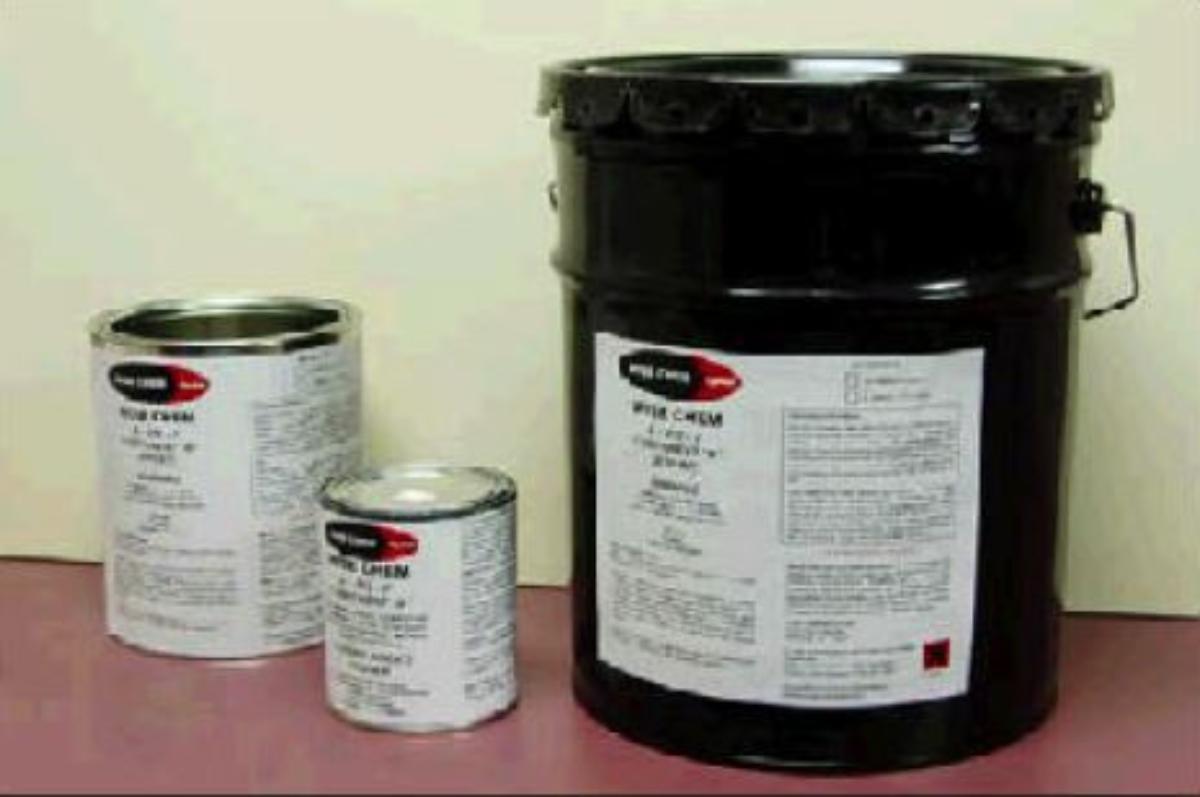 Wise Chem E-112-F; Zweikomponenten-Schutzanstrich auf Beton oder Stahl zum Verhindern von Aluminiumexplosionen. Die Ware stellt sich als Warenzusammenstellung dar bestehend aus zwei voneinander getrennten Behältnissen. Die Komponente A, abgefüllt in einem 5 Gallonen Eimer und beschriftet mit der Mischanweisung von 4 Teilen Komponente A und ein Teil Komponente B, wird mit der Komponente B, abgefüllt in einem 1 Gallonen Eimer und beschriftet mit der Mischanweisung von 4 Teilen Komponente A und ein Teil Komponente B, zusammen vertrieben. Das Mischprodukt ist ein weißes, selbstaushärtendes Amino-Epoxidharz mit einem Feststoffanteil von 93%, das ausgesprüht oder aufgestrichen wird.
 
Befund:
Nach Beschaffenheit und Verwendungszweck kennzeichnet sich die Ware als eine den Spachtel- und Verputzmassen vergleichbare Ware zur Oberflächenbeschichtung von Beton- und Stahlflächen.