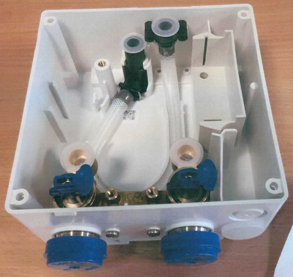 Es handelt sich bei dem sog. "Unterputzgehäuse" um ein maßgeblich nach technischer Zeichnung gefertigtes Kunststoffgehäuse mit zwei eingebauten Absperrventilen aus Metall und einem Kunststoffschlauch. Das Unterputzgehäuse dient der Aufnahme einer Trinkwassersteuerung für Sanitärelemente welche mit Infrarotsensor (nicht Gegenstand der vZTA) betätigt werden können. 

Die Ware ist als "Armatur für Rohr- oder Schlauchleitungen, Sanitärarmatur, Mischarmatur, nicht für bestimmte Luftfahrzeuge" einzureihen.