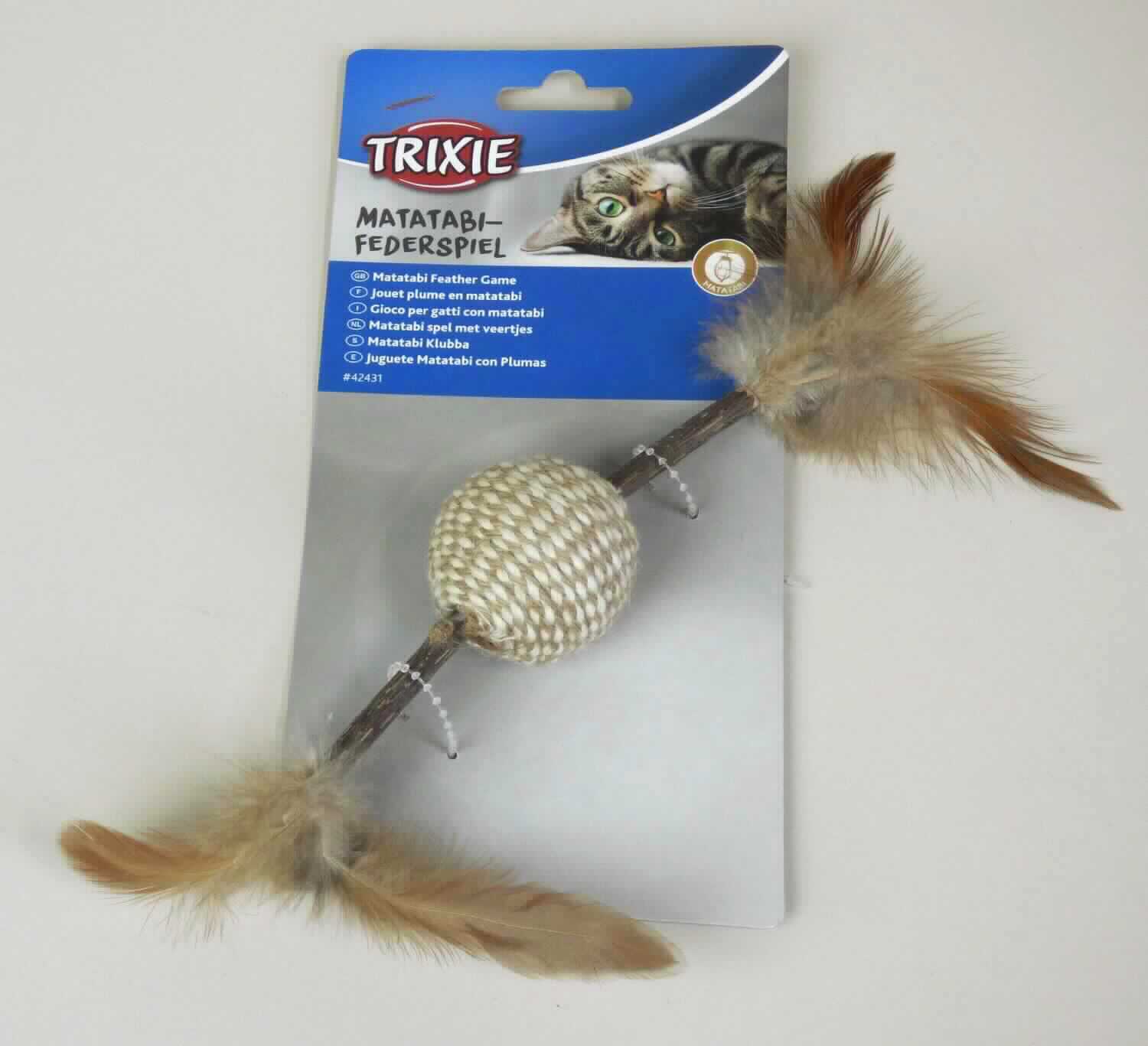 Waren aus Daunen, sog. Matatabi - Federspiel, Artikel 42431, Foto siehe Anlage,
- bestehend aus: 
- - einem Ball:
- - - aus geflochtenen Spinnstoffgarnen (laut Antrag Leinen und Acryl),
- - - mit einer eingearbeiteten Rassel,
- - - mit einem Durchmesser von ca. 4,5 cm,
- - einem Stöckchen aus Holz (Matatabi):
- - - durch den Ball geschoben,
- - - mit für Katzen anregendem Duft,
- - - mit einer Länge von ca. 13 cm,
- - zwei Daunen:
- - - jeweils mit einer Länge von ca. 8 cm,
- - - an den Enden des Stöckchens befestigt,
- die Spinnstoffe, das Holz und die Daunen sind in Bezug auf die Verwendung als Katzenspielzeug gleicher-
  maßen von Bedeutung, nach dem Umfang bestimmen die Daunen den wesentlichen Charakter der Waren, 
- keine Einreihung als Spielzeug in die Position 9503, da aufgrund der Aufmachung, der Form und des ver-
  wendeten Materials erkennbar ausschließlich für Tiere bestimmt, 
- auf einer zur Verpackung dieser Waren üblichen, bunt bedruckten Unterlage aus Pappe befestigt.

"Waren aus Daunen"