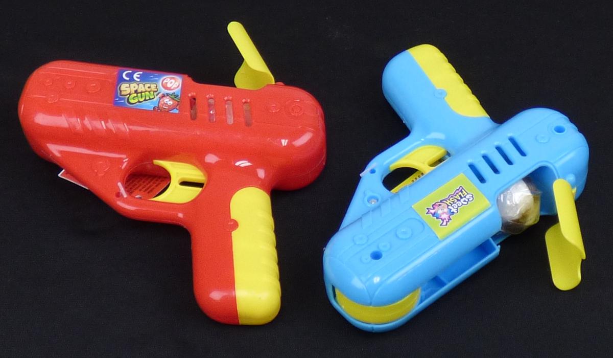 Spielzeugwaffe in Form einer Kombination, sog. "Space Gun Pop, Art. 24006", bestehend aus
- einer Nachbildung einer Pistole
-- aus starren Kunststoffen gefertigt
-- in den Abmessungen von ca. 12 x 10,5 x 3,5 cm
-- betätigt man den Abzug, öffnet sich auf der Oberseite der Pistole ein Fach und ein Lutscher wird nach
  vorne ausgeklappt; lässt man den Abzug los, verschwindet der Lutscher wieder im Lauf der Pistole
-- dient der spielerischen Unterhaltung von Kindern und Erwachsenen
- einem runden, ca. 10 g schweren Lutscher mit Kunststoff, der im Wesentlichen aus Zucker,
  Glukosesirup, Aromen und Farbstoffen - lt. Antragsangaben - besteht
- gemeinsam mit Sicherheitshinweisen, die am Griff der Ware befestigt sind, für den Einzelverkauf
  aufgemacht.

Die Kombination hat den wesentlichen Charakter von Spielzeug.

Die Ware ist als "Spielzeugwaffe, nicht aus Holz handgearbeitet" einzureihen.