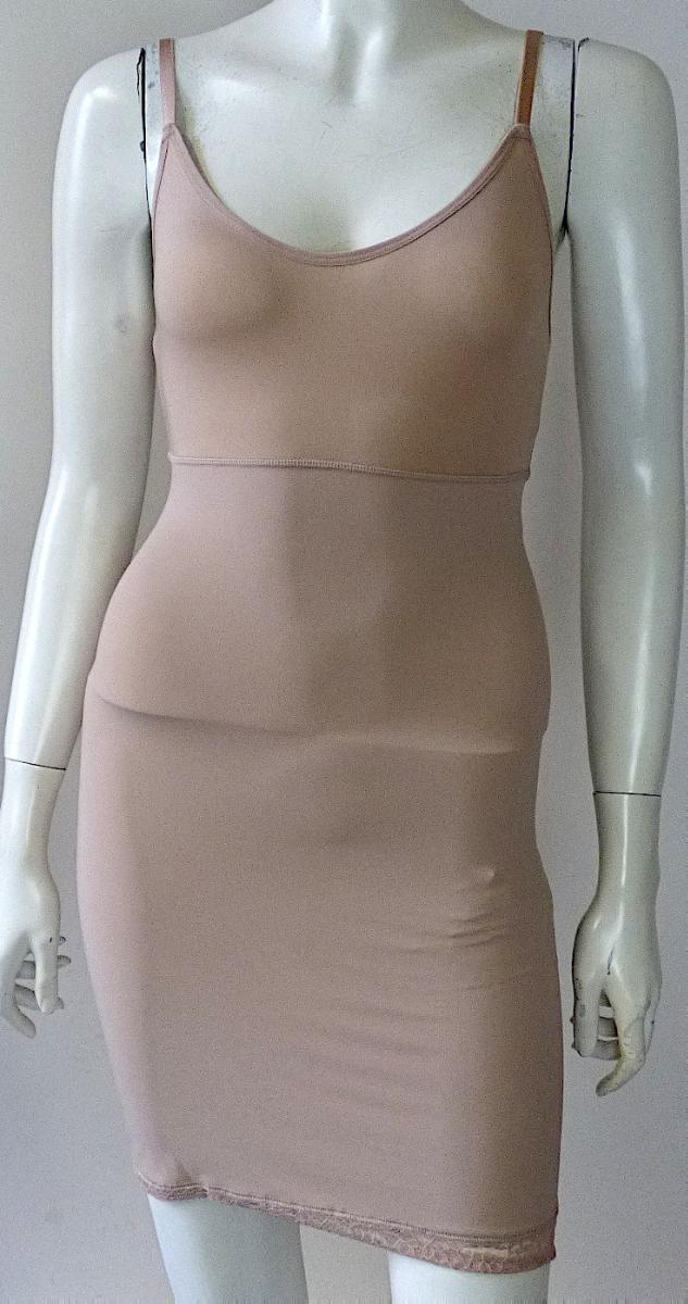 Formunterkleid, sog. Shape-Kleid, Order 565987/471318, Größe 36/38, Foto siehe Anlage,
- in der Art eines Unterkleides gearbeitet,
- im oberen Bereich vorn und hinten aus ca. 0,4 mm dicken, einfarbigen Gewirken aus laut Antrag 
  90 % Polyamid und 10 % Elasthan (beides synthetische Chemiefasern), in den übrigen Bereichen aus
  ca. 0,6 mm dicken, einfarbigen Gewirken aus laut Antrag 70 % Polyamid und 30 % Elasthan,
- über die Taille reichend (Rückenlänge: ca. 83 cm),
- mit ca. 1 cm schmalen, längenverstellbaren Schulterträgern (sog. Spaghettiträger),
- ohne Öffnung und ohne Verschluss,
- am unteren Rand durch Umschlagen und Festnähen gesäumt sowie mit einer ca. 3,5 cm breiten Borte
  aus durchbrochenen Gewirken (sog. Raschelspitze) aus Spinnstoffen verziert; an den übrigen Rändern
  mit elastischen Bändern aus Gewirken eingefasst,
- nach Schnitt, Ausstattung und Material dazu bestimmt, gewisse Teile des Körpers zu stützen, zu formen
  und zu korrigieren.

"Den Korsetten ähnliche Ware, aus Gewirken, andere als in den Unterpositionen 6212 10 bis
 6212 30 genannte"