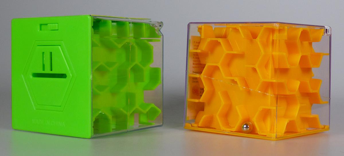 Bei dem vorliegenden und als "Maze Cube: Labyrinthwürfel, Art. 22024" bezeichneten Erzeugnis handelt es sich um eine Kombination aus einem Spielzeug und einer anderen Ware, bestehend aus
- einem Puzzle in Form eines Geduld- bzw. Geschicklichkeitsspiel,
- -  einen sog. "Labyrinthwürfel" darstellend,
- - würfelförmig, mit einer Kantenlänge von ca. 6,5 cm,
- - aus Kunststoff gefertigt,
- - mit fünf transparenten Seitenteilen, im Inneren mit einer kleinen
    Kugel aus unedlem Metall und überwiegend wabenförmigen Stegen
    versehen, die ein Labyrinth formen,
- - an der Unterseite mit einem Schalter und einem geschlossenen
    Fach ausgestattet,
- - liegt die Kugel im Ziel des Labyrinths, kann der Schalter betätigt und
    das Fach geöffnet werden,
- mit 5g Zuckerkomprimaten, die seperat in einem Kunststoffbeutel verpackt und im
  Inneren des Spielzeugs aufgemacht sind,
- in zwei Farbvarianten erhältlich,
- gemeinsam an einem Band mit einer Produktinformation aufgemacht.

Die Kombination hat den wesentlichen Charakter von Spielzeug und dient der spielerischen Unterhaltung vor allem von Kindern.

Derartige Erzeugnisse werden zolltarifrechtlich als "Puzzle, nicht aus Holz" eingereiht.