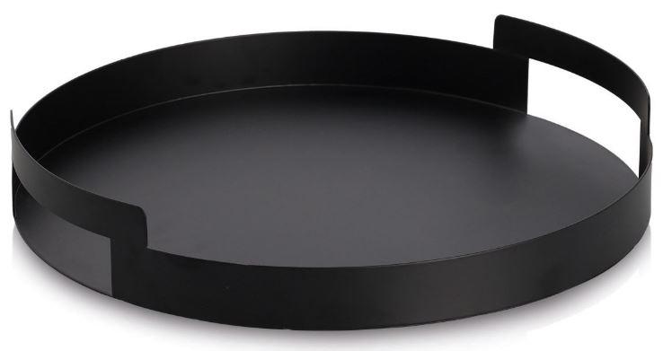 Es handelt sich um kreisrunde Erzeugnisse (Durchmesser: etwa 33 cm) aus Stahlblech (kein nicht rostender Stahl), die einen umlaufenden Rand aufweisen und die an zwei sich gegenüberliegenden Seiten zu rechteckigen Grifföffnungen und einem erhöhten Rand ausgearbeitet sind.
Die Waren sind vollflächig mit Farbe versehen und dienen im Haushalt zum Servieren und Präsentieren von zum Beispiel Getränken oder Speisen.
Max. Gesamthöhe: 5﻿,﻿5 cm.
- Antragstellerangaben -

Abbildung siehe Anlage.

Derartige Erzeugnisse gehören als "andere Haushaltsartikel aus Stahl (kein nicht rostender Stahl)" zur Codenummer 7323 9900 90 0 des Zolltarifs.