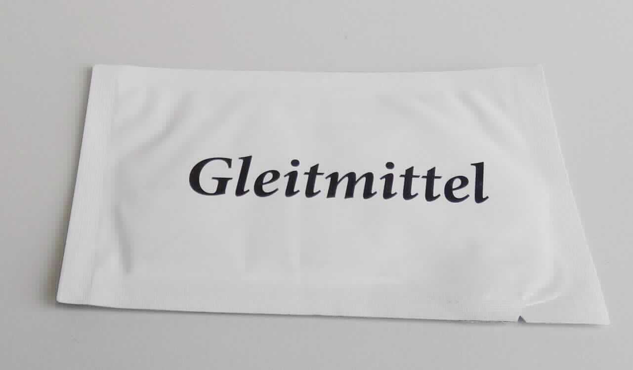 Angaben:
Spezialgleitmittel Universal für die Rohrverlegung; Vaseline DAB in Form einer weißen, pastösen Masse mit einem Erstarrungsbereich von 50-56 °C und einer Dichte (80°C) von 790-840 kg/m3.

Befund:
Vaseline, andere.