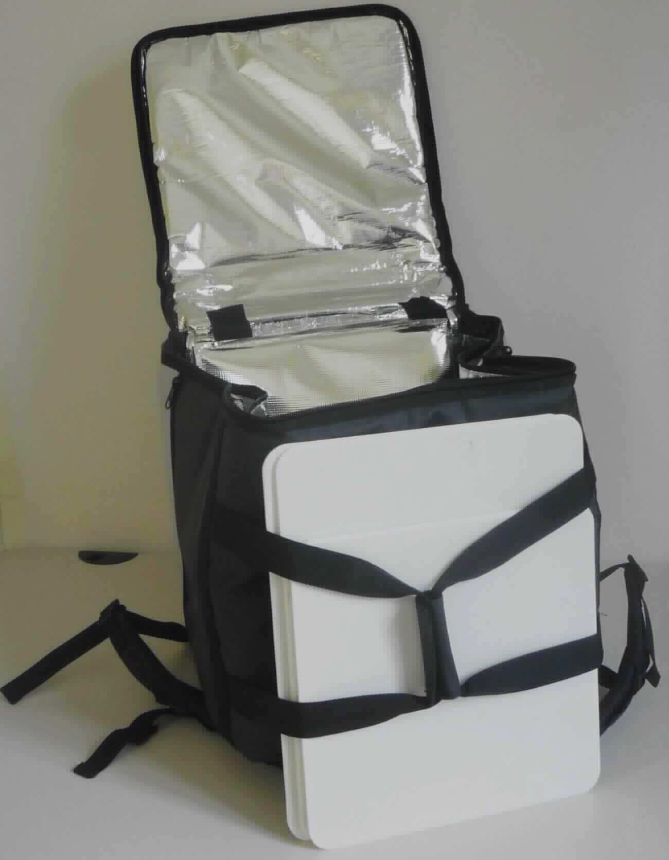 Isoliertasche für Nahrungsmittel oder Getränke, Foto siehe Anlage,
- mit verschiedenen Außenseiten:
- - aus reflektierenden Mikroglaskugeln auf einer Unterlage aus mit Spinnstoffgeweben verstärktem Zellkunststoff
    (ca. 1/3 der Seitenflachen sowie vorn (Deckel) und am Boden, charakterbestimmend),  
- - aus Kunststofffolien auf einer Unterlage aus Spinnstoffen (oben, teilweise links, rechts und an der Rückseite),
- - aus verschiedenen Spinnstoffen (überwiegender Teil der Rückseite), 
- am Bodenteil mit fünf Stellfüßen aus Kunststoff,
- mit zwei gepolsterten Rückentragegurten und einem Hüfttragegurt (alle längenverstellbar),
- mit zwei zusammenfassbaren Handtragegriffen (oben),
- an beiden Seiten jeweils mit einem aufgesetzten Reißverschlussfach,
- die Vorderseite ist mit einem dreiseitig umlaufenden, doppelten Reißverschluss zu öffnen und aufklappbar,
- innen zur Isolierung mit einer Lage aus Schaumkunststoff und einer silberfarbenen Kunststofffolie versehen,
- mit vier Stabilisatoren (in Einsteckfächern mit Reißverschluss),
- mit einem anklettbaren, isolierten Trennboden ausgestattet, 
- in den Abmessungen: ca. 44 cm (Breite) x 49 cm (Tiefe) x 43 cm (Höhe),
- dient der Aufrechterhaltung der Temperatur von Speisen und Getränken während des Transports.

"Isoliertasche für Nahrungsmittel oder Getränke, andere als in den Unterpositionen 4202 1110 bis 4202 3900
  genannte, mit Außenseite aus anderen Stoffen als in den Unterpositionen 4202 9110 bis 4202 9298 genannte"