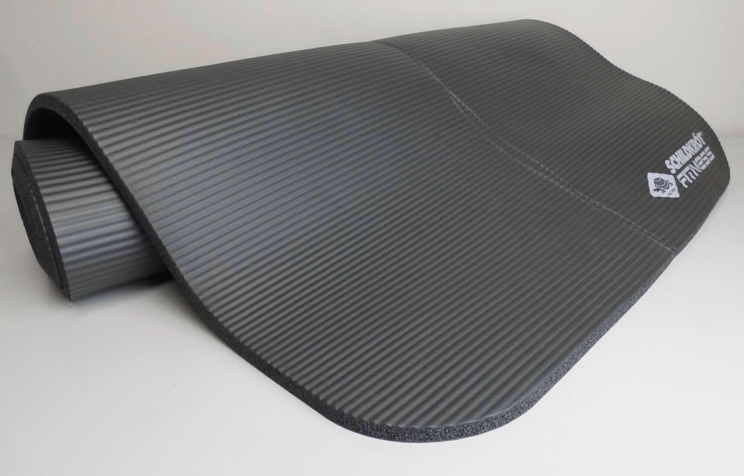 Angaben des Antragstellers: 
Fitnessmatte aus Zellkautschuk
Abmessungen: 180 x 61 x 1 cm

Untersuchungsergebnisse an einem Warenmuster:
Schwarze Matte mit abgerundeten Ecken aus einem zelligen Kautschukmaterial. Die Matte ist mit einem Logo bedruckt und mit einem Fitnessplan versehen.

Befund:
Es liegt eine zugeschnittene Matte aus Zellkautschuk im Sinne der Unterposition 4016 1000 (KN) vor.
