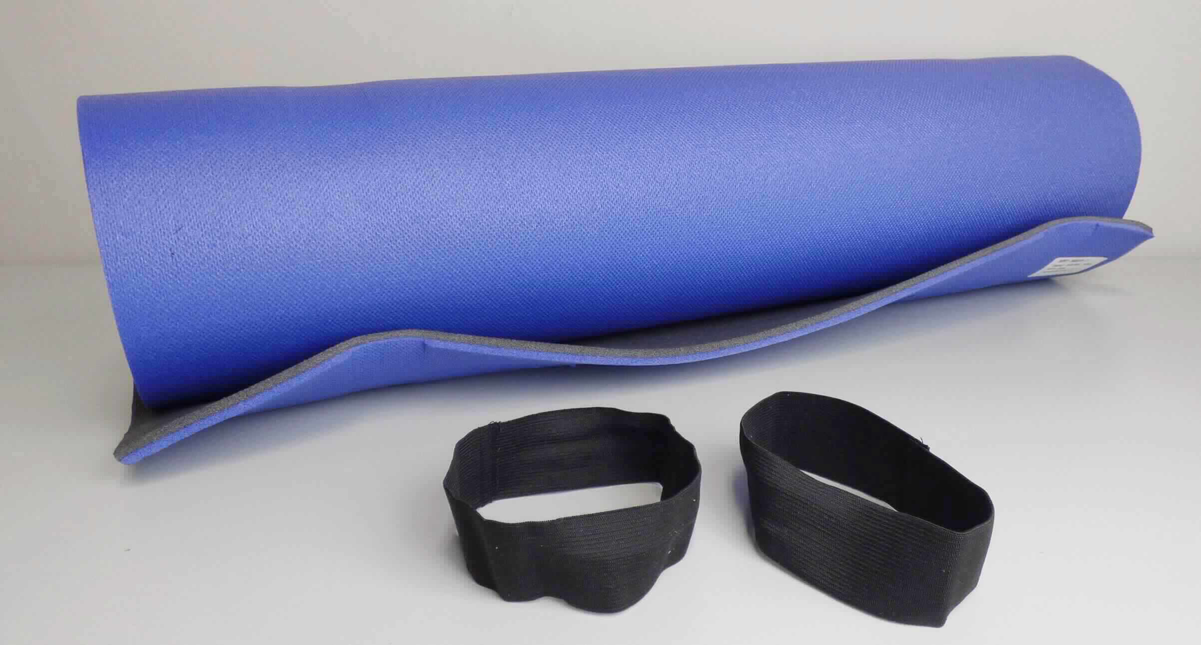 Angaben des Antragstellers:
Gymnastikmatte
Material: aus Polyethylen
Abmessungen: 180x70x1 cm

Feststellungen an einem Warenmuster:
Es wurde eine zweilagige blau-schwarze, aufgeschäumte, lediglich rechteckig zugeschnittene Kunststoffmatte vorgelegt. Die Matte ist aufgerollt und wird durch zwei elastische Bänder zusammengehalten. Zur Matte gehört ein mehrsprachig gestaltetes Übungsposter. Die Zellkunststoffmatte ist charakterverleihend für die Ware.

Befund:
Es liegt ein Flacherzeugnis aus Zellkunststoff im Sinne der Unterposition (KN) 3921 1900 vor.