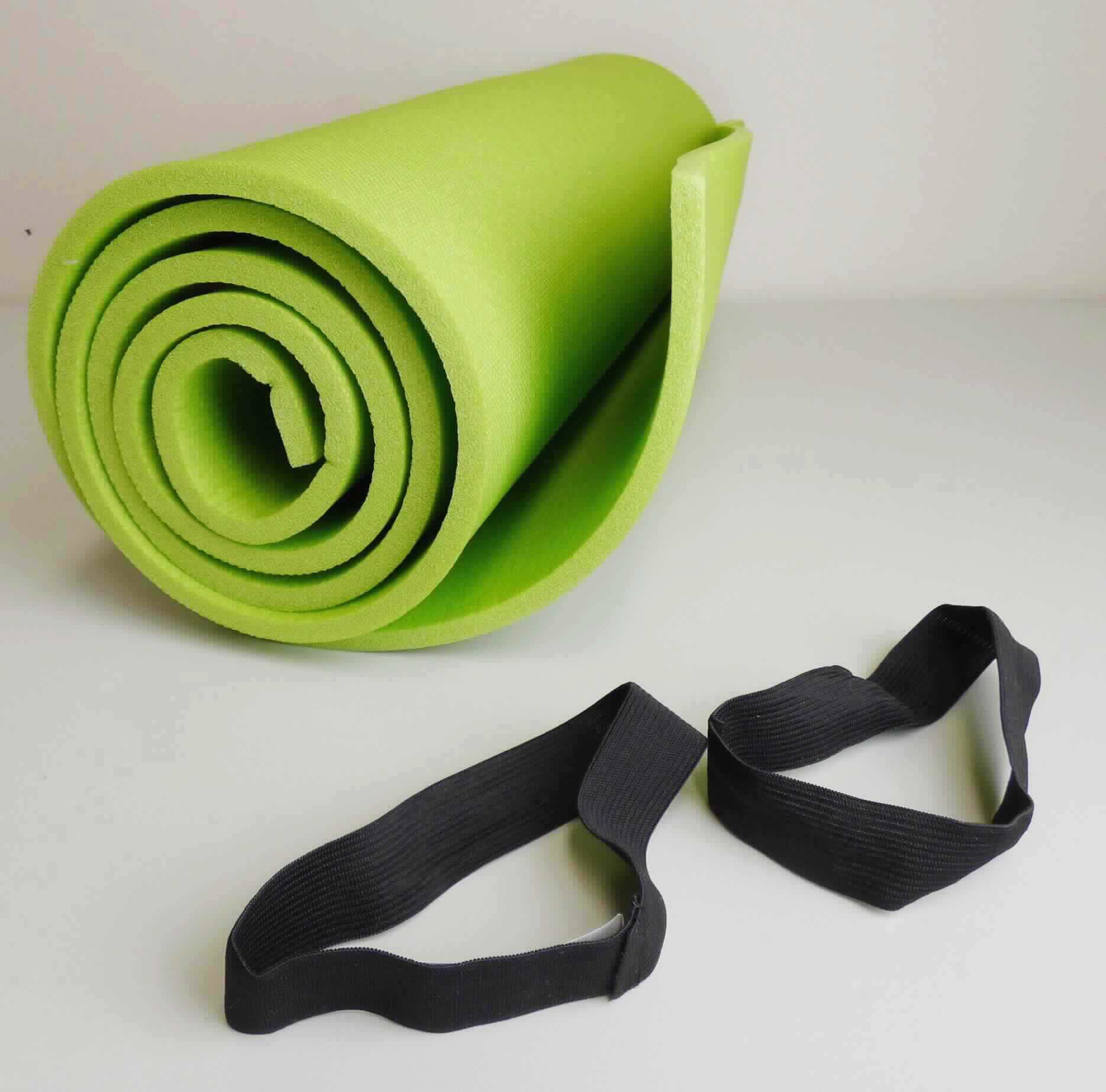 Angaben des Antragstellers:
Gymnastikmatte
Material: aus Polyethylen
Abmessungen: 180x55x1 cm

Feststellungen an einem Warenmuster:
Es wurde eine grüne, aufgeschäumte, lediglich rechteckig zugeschnittene Kunststoffmatte vorgelegt. Die Matte ist aufgerollt und wird durch zwei elastische Bänder zusammengehalten. Zur Matte gehört ein mehrsprachig gestaltetes Übungsposter. Die Zellkunststoffmatte ist charakterverleihend für die Ware.

Befund:
Es liegt ein Flacherzeugnis aus Zellkunststoff im Sinne der Unterposition (KN) 3921 1900 vor.
