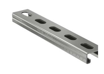 Profil aus Stahl

Bei der Ware handelt es sich um ein massives, metallisches Erzeugnis mit über die gesamte Länge von 2000 mm gleich bleibendem Querschnitt (Profil). Das Erzeugnis ist in regelmäßigen Abständen gelocht. Das als Montageschiene bezeichnete Profil weist eine Breite von 41 mm, eine Höhe von 21 mm und eine Wanddicke von 2 mm auf. Es besteht aus nicht rostendem Stahl (1.4301).

Die Ware ist nach ihrer Beschaffenheit als Profil aus nicht rostendem Stahl in den TARIC-Code 7222 4090 90 einzureihen.