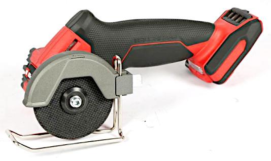 Akku-Trennschleifer (Abbildung siehe Anlage)
- aus einem von Hand zu führenden Gerät mit eingebautem Elektromotor, Drehzahlelektronik, LED-
  Arbeitsleuchte, werkzeuglos verstellbarem Trennscheibenschutz, Motorbremse, abnehmbarem
  Staubschutzgitter, Wiederanlaufschutz, Diamant-Trennscheibe (für Fliesen), Dünn-Trennscheibe
  (für Metall) sowie Innensechskantschlüssel,
- im maßgebenden Zeitpunkt ohne Akku und Ladegerät,
- zum Trennen und Zerteilen von harten Werkstoffen (z.B. Metall) sowie zur Oberflächenbearbeitung
  verschiedener Materialien (z.B. plastische Formgebung von Werkstücken),
- in einer gemeinsamen Verkaufsumschließung mit zwei weiteren Dünn-Trennscheiben und einer Be-
  dienungsanleitung (Beipack).
Der Trennschleifer bestimmt den Charakter des Ganzen.

"Von Hand zu führendes Werkzeug mit eingebautem Elektromotor, keine Bohrmaschine oder Säge,
 zum Betrieb ohne externe Energiequelle (Warenzusammenstellung in Aufmachung für den Einzel-
 verkauf aus Trennschleifer - charakterbestimmend - und Beipack) - Akku-Trennschleifer"