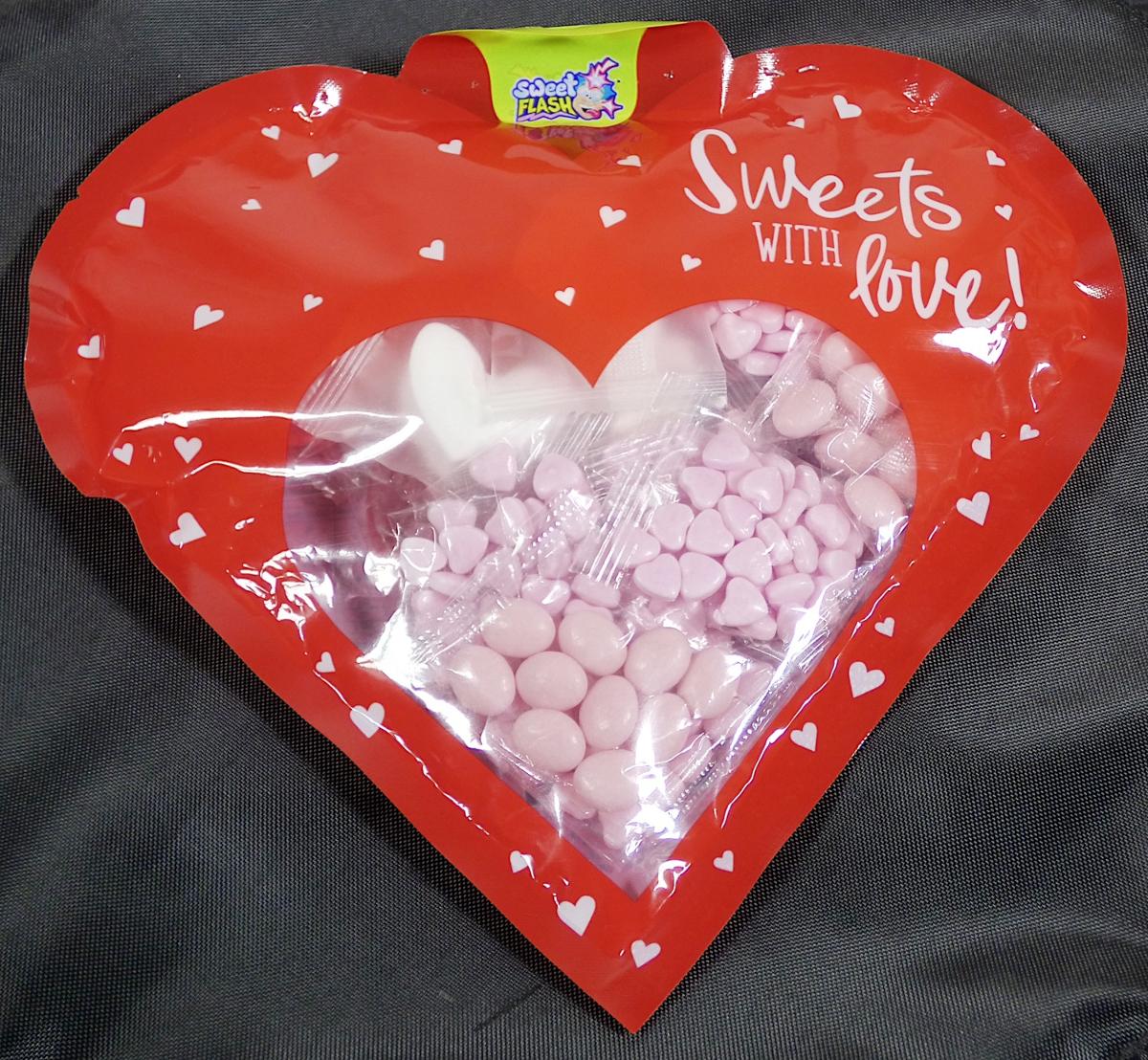 Zuckerwaren; Dragees

Bei der Ware handelt es sich um eine Warenzusammenstellung aus verschiedenen Dragees (herzförmig oder oval), herzförmigen Marshmallows und herzförmigen Hartkaramellen am Stiel. Die Marshmallows und Hartkaramellen sind jeweils einzeln, die Dragees jeweils zu mehreren mit einer Gesamtmasse von je 10 g in Folienbeuteln abgepackt und zu insgesamt deklarierten 120 g in einem Folienbeutel in Herzform verpackt und für den Einzelverkauf aufgemacht. Der äußere Folienbeutel ist mit dem Marken- und Produktnamen, den Zutaten, der Nährwerttabelle und der gewichtsanteiligen Zusammenstellung bedruckt.

Aus den hier durchgeführten Untersuchungen des Warenmusters wurden folgende für den Meursing-Zusatzcode relevanten Werte ermittelt:
- Stärke/Glucose: 50 GHT bis weniger als 70 GHT,
- Saccharose/Invertzucker/Isoglucose: 5 GHT bis weniger als 30 GHT.
- Milchfett und Milchprotein werden aufgrund der Zutatenliste ausgeschlossen.

Abbildung siehe Anlage.

Aufgrund des Umfanges sind die Dragees für die Warenzusammenstellung charakterbestimmend.
Die Ware ist als Zuckerwaren ohne Kakaogehalt (einschließlich weiße Schokolade), andere, andere, Dragees, in den TARIC-Code 1704 9061 00 einzureihen.