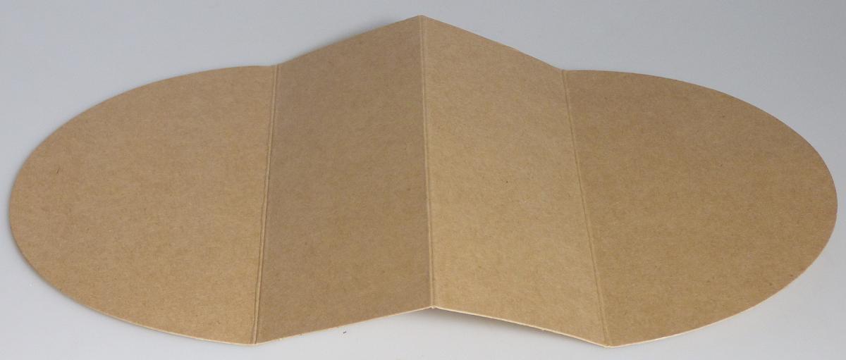 Es handelt sich um einen nahezu ovalen, dreifach gerillten Zuschnitt aus Kraftpappe (Abmessungen: etwa 26,5 x 17,4 cm). Der Zuschnitt ist beidseitig mit einer dünnen Kunststofffolie überzogen, wobei die Dicke der Kunststofffolie weniger als die Hälfte der Gesamtdicke ausmacht. Die Ware wird als Trennsteg für eine Salatschale verwendet.

Abbildung siehe Anlage.

Derartige Waren gehören als "andere Waren aus Papier oder Pappe, als in den vorgenannten Codenummern" zur Codenummer 4823 90 85 80 0 des Zolltarifs, da es sich um eine aus verschiedenen Stoffen zusammengesetzte Ware handelt, deren wesentlicher Charakter durch die Pappe bestimmt wird.