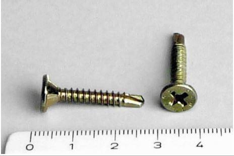 Es handelt sich um Schrauben aus Stahl (kein nicht rostender Stahl) mit Senkkopf mit Kreuzschlitz (PH 2) und mit einem bis zum Kopf reichenden, selbstformenden Gewinde mit einem zur Bohrspitze ausgearbeiteten Gewindeende. Die Kopfunterseite ist mit vier Fräsrippen versehen. 
Abmessungen (Gewindedurchmesser x Gesamtlänge): ca. 3,9 mm x ca. 25 mm.
- Antragstellerangaben -

Abbildung siehe Anlage. 

Derartige Erzeugnisse gehören als "andere gewindeformende Schrauben (keine Blechschrauben), aus Stahl (kein nicht rostender Stahl), mit Gewinde" zum TARIC-Code 7318 1499 90.