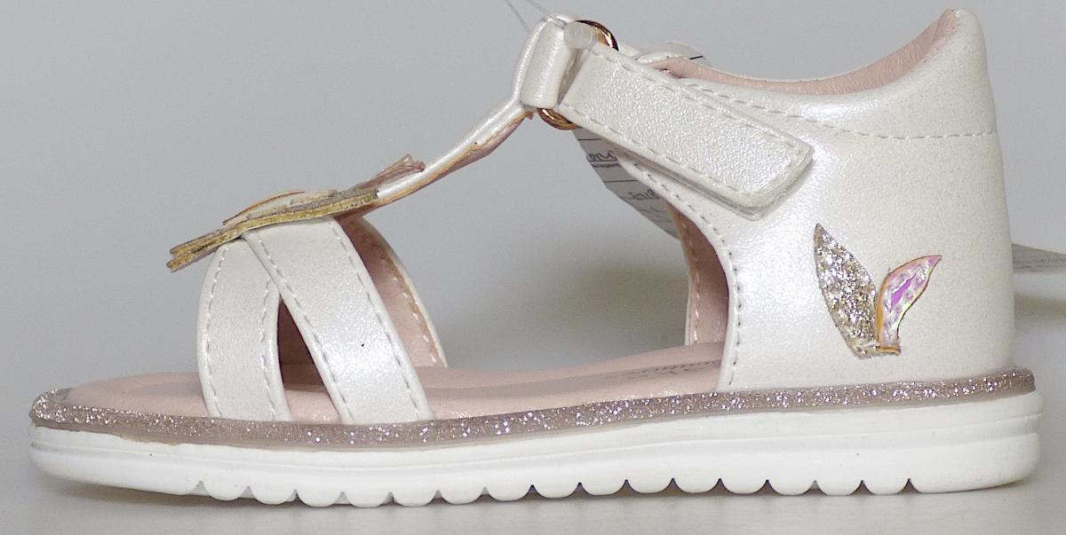 Sandalen, sog. 8118013/Kinder Sandale/Cupcake Couture, Größe 21, Foto siehe Anlage,
- mit Laufsohlen aus laut Antrag Kunststoff,
- mit zehenfreiem Oberteil aus Kunststoff (Spinnstoff mit einer mit bloßem Auge wahrnehmbaren  
  Außenschicht aus Kunststoff),
- mit Klettverschluss,
- über dem Spann mit einem aufgebrachten stilisierten Schmetterling, seitlich mit stilisierten 
  Blütenblättern und am Übergang zu Sohle mit einem mit Glitter überzogenen Band verziert,
- den Knöchel bedeckend.

"Schuhe, andere als in der Position 6401 genannte, mit Laufsohlen und Oberteil aus Kunststoff,
 andere als in den Unterpositionen (KN) 6402 1210 bis 6402 2000 genannte, den Knöchel
 bedeckend, andere als in der Unterposition (KN) 6402 9110 genannte"