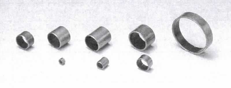 Bei denen als "OILES TECHMET E" bezeichneten Waren handelt es sich um zylindrische Hohlkörper. Die selbstschmierenden Mehrschichtenverbundlager bestehen aus einem Stahlrücken und einer PTFE-Gleitschicht, die Graphitanteile enthält. Die Lager kommen in verschiedenen Längen und mit unterschiedlichen Durchmessern vor.

Die Erzeugnisse dienen der reibungsarmen Führung und Lagerung von Wellen oder Achsen in verschiedenen Anwendungsgebieten, hauptsächlich in der Automobilindustrie. 

Sie sind als "Wellengleitlager, nicht für zivile Luftfahrzeuge, nicht von der Unterposition (TARIC) 8483 3080 20 erfasst" einzureihen.