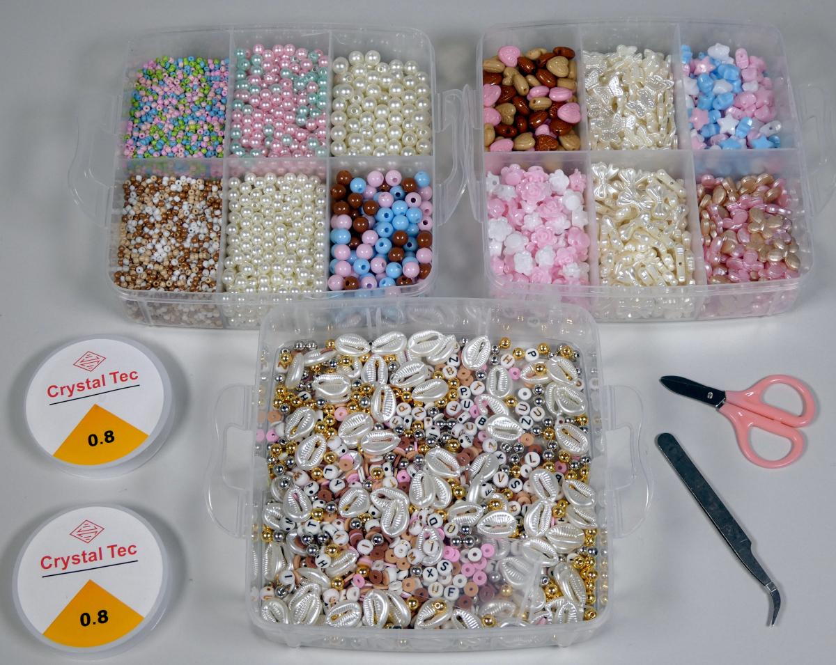 Bei den durch ein Warenmuster veranschaulichten Erzeugnissen handelt es sich um ein Bastel-Set,
 bestehend aus: 
- zahlreichen Perlen aus Kunststoffen mit einer durchgehenden Bohrung in unterschiedlichen 
  Formen und Farben (z.B. als Kugeln, Plättchen, Schmetterlinge, Muscheln, Blumen oder Herzen)
- zwei jeweils auf einer Spule aufgerollten, leicht elastischen Schnüren (farblose Monofile),
- einer kleinen Schere mit arbeitendem Teil aus unedlem Metall und Haltegriffen aus Kunststoff,
- einer Pinzette aus unedlem Metall,  
gemeinsam in einer durchsichtigen Kunststoffbox für den Einzelverkauf aufgemacht, die aus drei 
übereinander gestapelten Fächern mit Innenstegen und einem abnehmbaren Deckel besteht und 
mit einem Tragegriff an der Oberseite sowie seitlichen Halterungen versehen ist.

Das Set dient der Freizeitbeschäftigung "kreatives Herstellen von Schmuck (z.B. Armbändern 
oder Ketten", indem die Perlen auf die zugeschnittene Schnur aufgefädelt werden und diese 
anschließend verknotet wird und besitzt aufgrund der dafür speziell zusammengestellten 
Waren in der Gesamtheit Spielzeugcharakter.

Zolltarifrechtlich liegt "Spielzeug, aufgemacht in einer Aufmachung" vor.