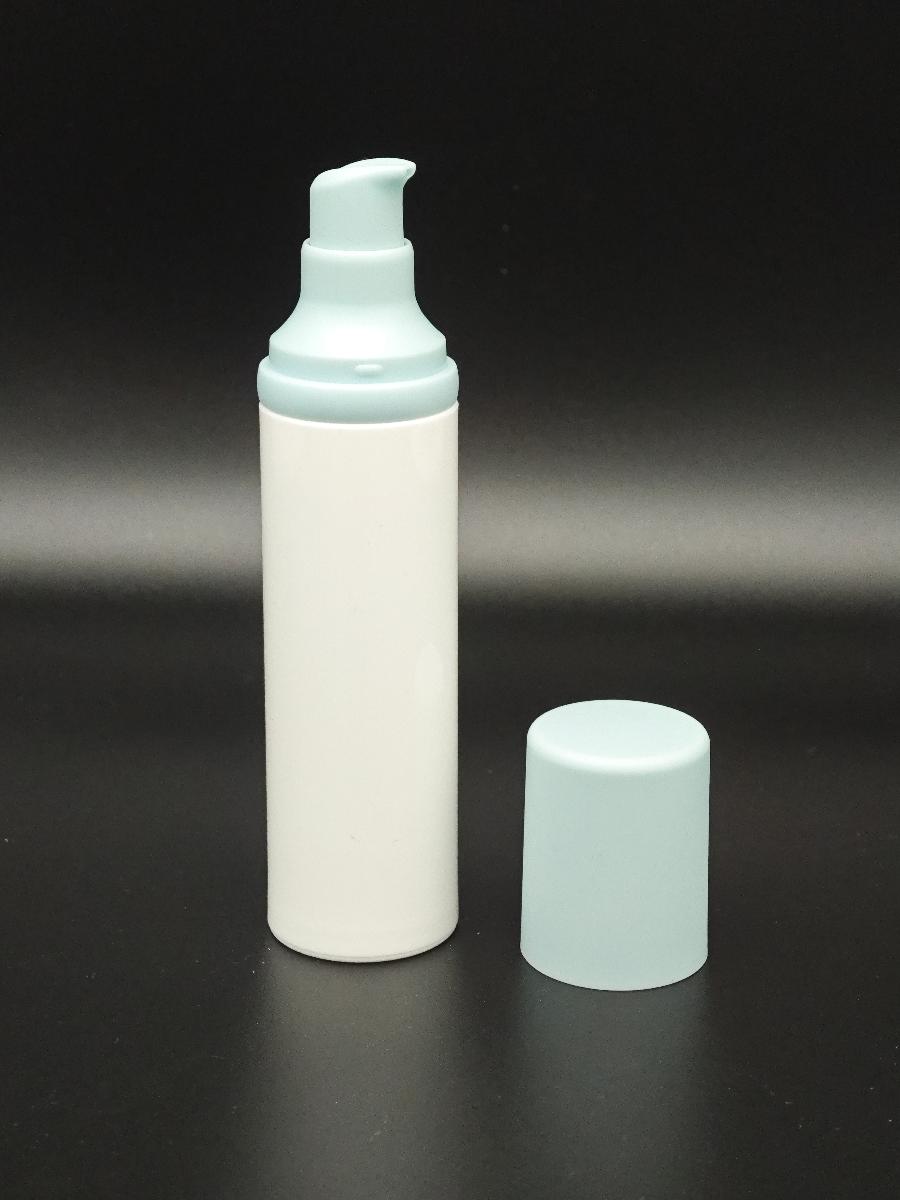 Airless-Spender-Flasche (Abbildung siehe Anlage)
- in Form eines zylinderförmigen Behältnis aus Kunststoff (Fassungsvermögen 30 oder 50 ml) 
  mit einer abnehmbaren, auf der Behälteröffnung aufgesetzten, von Hand zu betätigenden 
  Kolbenpumpe mit Ausgabetülle sowie Deckel,
- zur mengendosierten Ausgabe von Flüssigkeiten durch Betätigung der Kolbenpumpe.

"Maschine mit eigener Funktion, in Kapitel 84 anderweit weder genannt noch inbegriffen, 
  keine Ware der TARIC-Codes 8479 1000 00 bis 8479 8997 60 - Airless-Spender-Flasche"