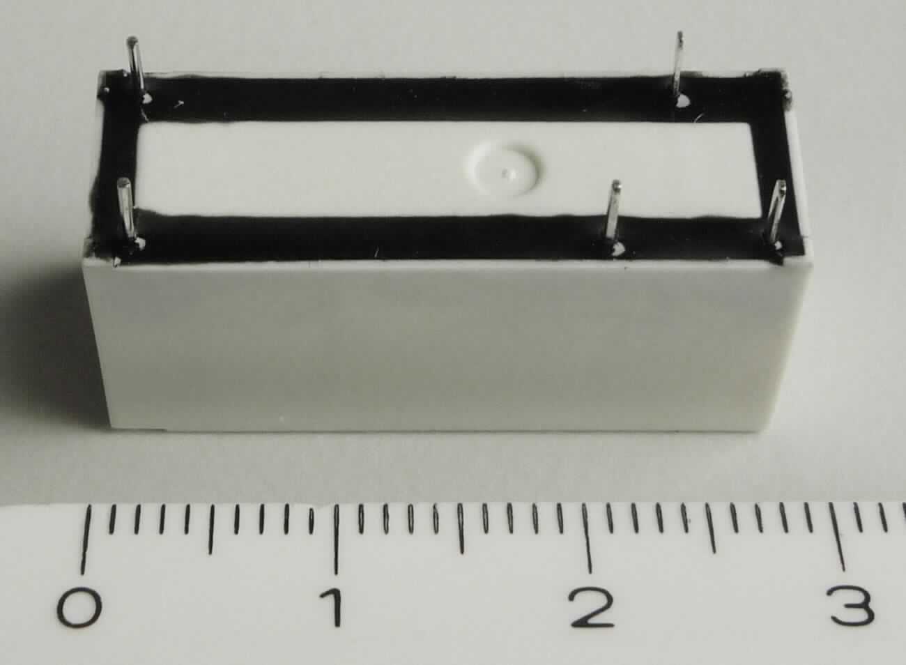 Relais, S7001A12W,  
- in einem Kunststoffgehäuse mit einer Spule und mehreren Anschlusspins,
- mit einer Spulenspannung von 12 V und einem Laststrom von 10 A,
- mit einem Abstand zwischen den Anschlusspins des Lastkreises von unter 12,5 mm,
- zum elektromagnetischen Schalten.

Die Ware wird als "elektrisches Gerät zum Schließen und  Unterbrechen von elektrischen Stromkreisen, Relais, für eine Spannung von 60 V oder weniger, für eine Stromstärke von mehr als 2 A, nicht für bestimmte Luftfahrzeuge, Leistungsrelais mit einer elektromechanischen Schaltfunktion, einem Laststrom von 3 Ampere oder mehr, jedoch nicht mehr als 16 Ampere, einer Spulenspannung von 5 Volt oder mehr, jedoch nicht mehr als 24 Volt, einem Abstand zwischen den Anschlusspins des Lastkreises von nicht mehr als 12,5 mm" eingereiht.

Anlage: 1 Abbildung