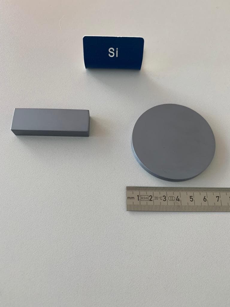 Silicium

Bei der Ware handelt es sich laut den vorgelegten Datenblättern um das chemische Element Silicium mit einer Reinheit von mindestens 99,99 %. Die CAS-Nummer lautet 7440-21-3. 
Die Ware kennzeichnet sich als unbehandelte Scheiben und Blöcke von Silicium.

Abbildung siehe Anlage.

Die Ware ist als anderes Nichtmetall, Silicium, mit einem Gehalt an Silicium von 99,99 GHT oder mehr, in die Unterposition 2804 6100 der Kombinierten Nomenklatur einzureihen.
